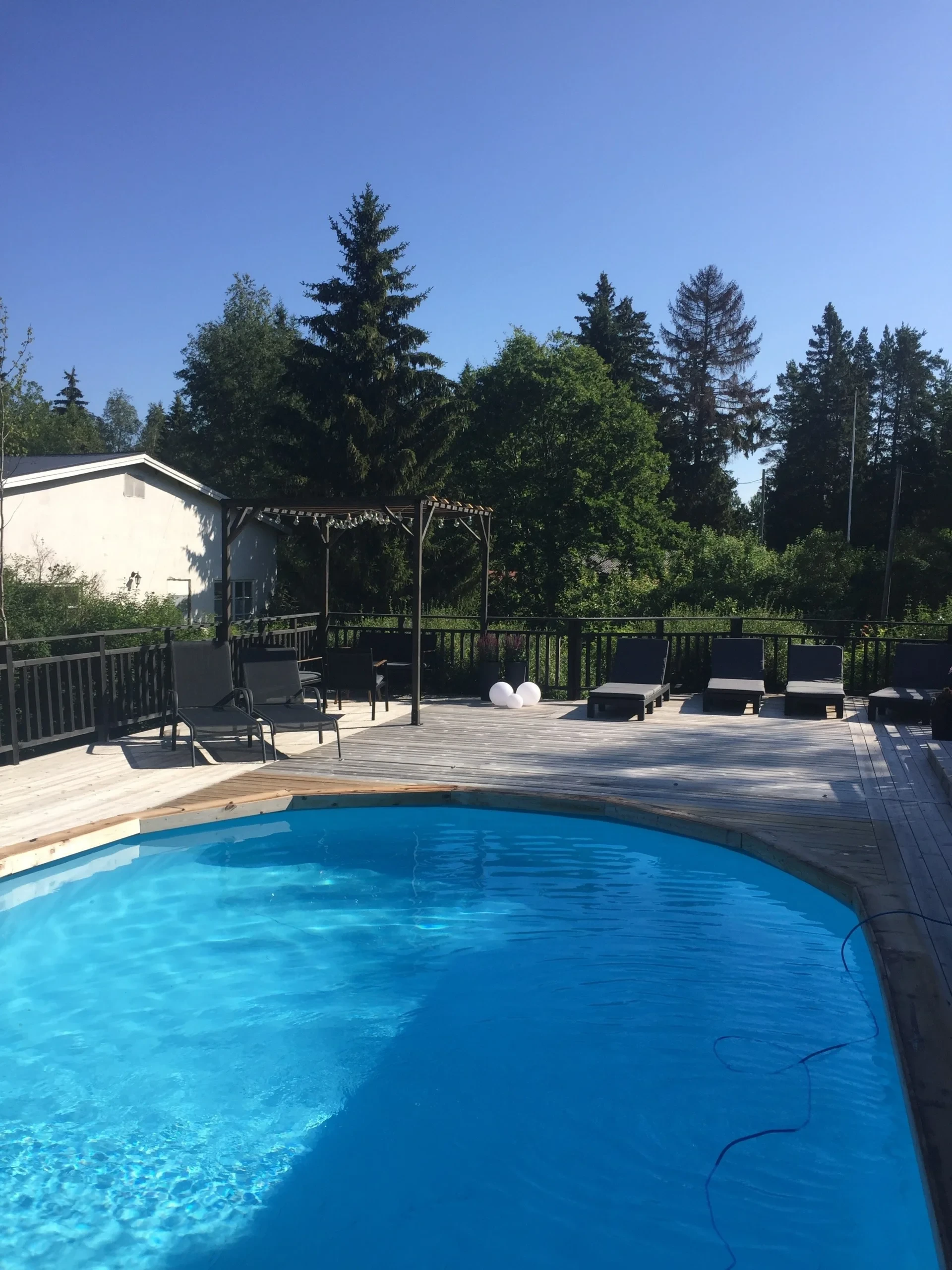 Modernt renoverad villa med stor uteplats och pool!