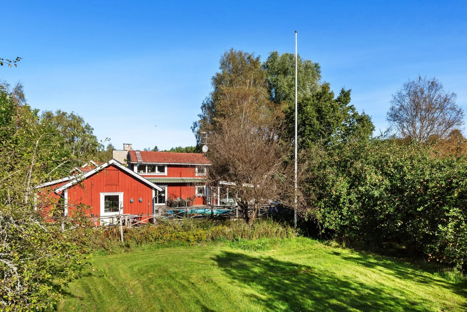 Sekelskifteshus på Väddö med åretruntstandard, pool samt närhet till bad- & båtplats!