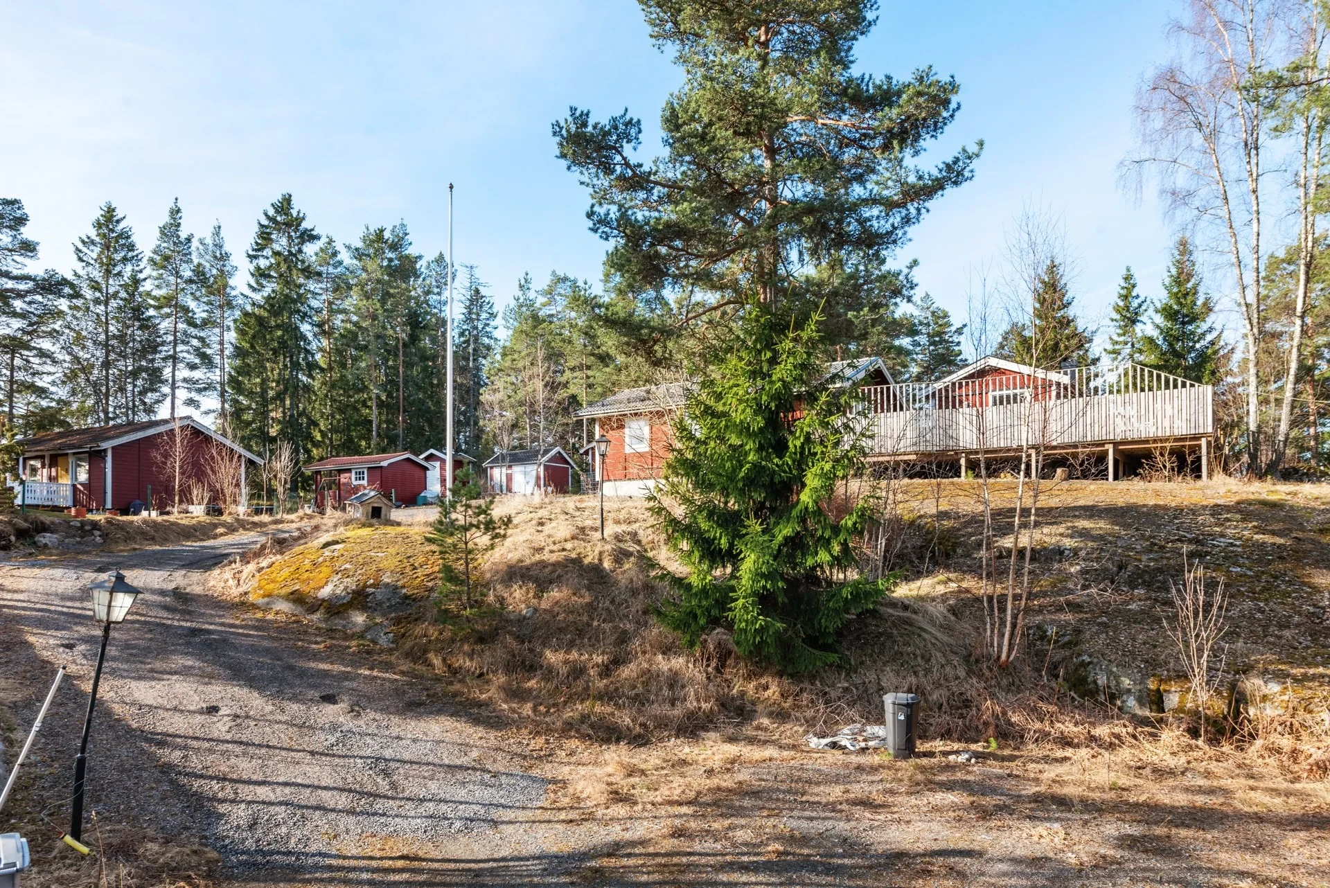 Högt beläget och insynsskyddat vinterbonat fritidshus i Enviken med kommunalt V/A och fiber.