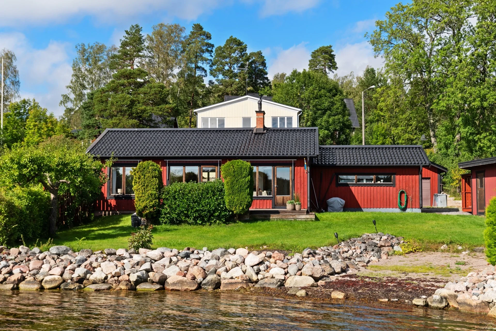 Sjötomt i Kolsvik på Yxlan med 2 bostadshus för den stora familjen!