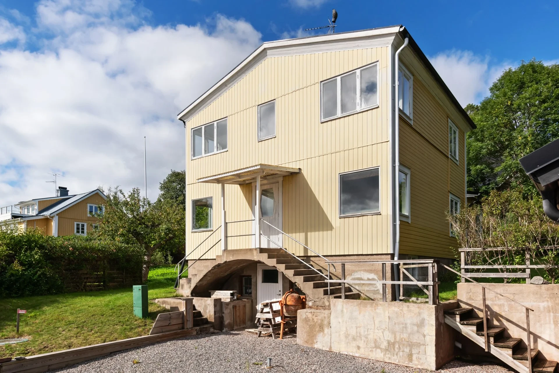 Sjötomt i Kolsvik på Yxlan med 2 bostadshus för den stora familjen!
