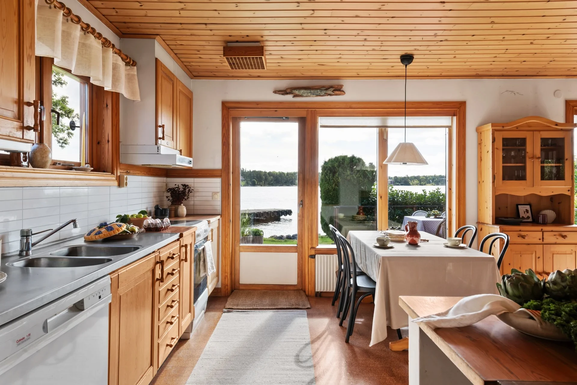 Sjötomt i Kolsvik på Yxlan med 2 bostadshus för den stora familjen!