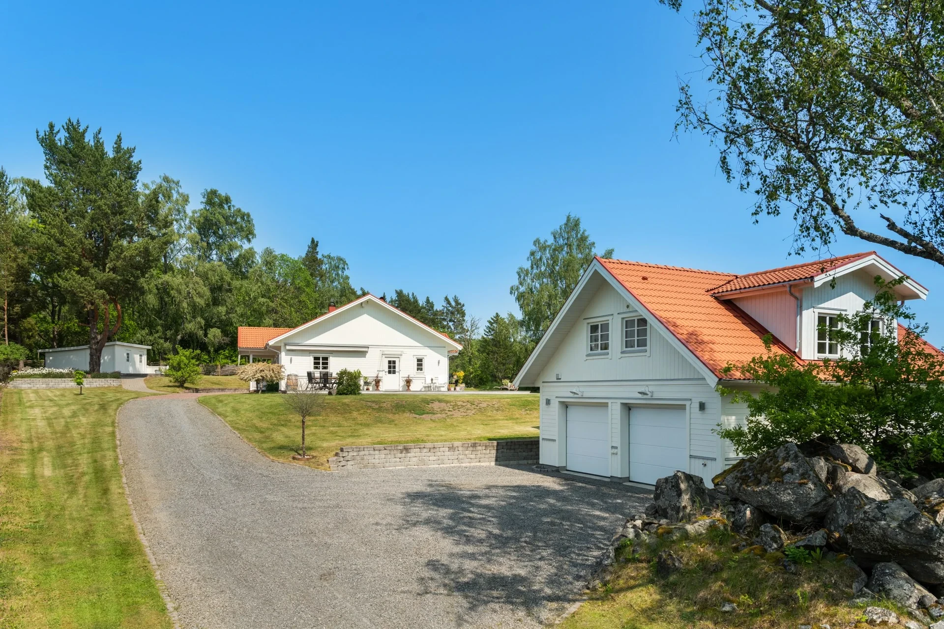 Enplansdröm med generationsmöjlighet och lantlig harmoni nära stan
