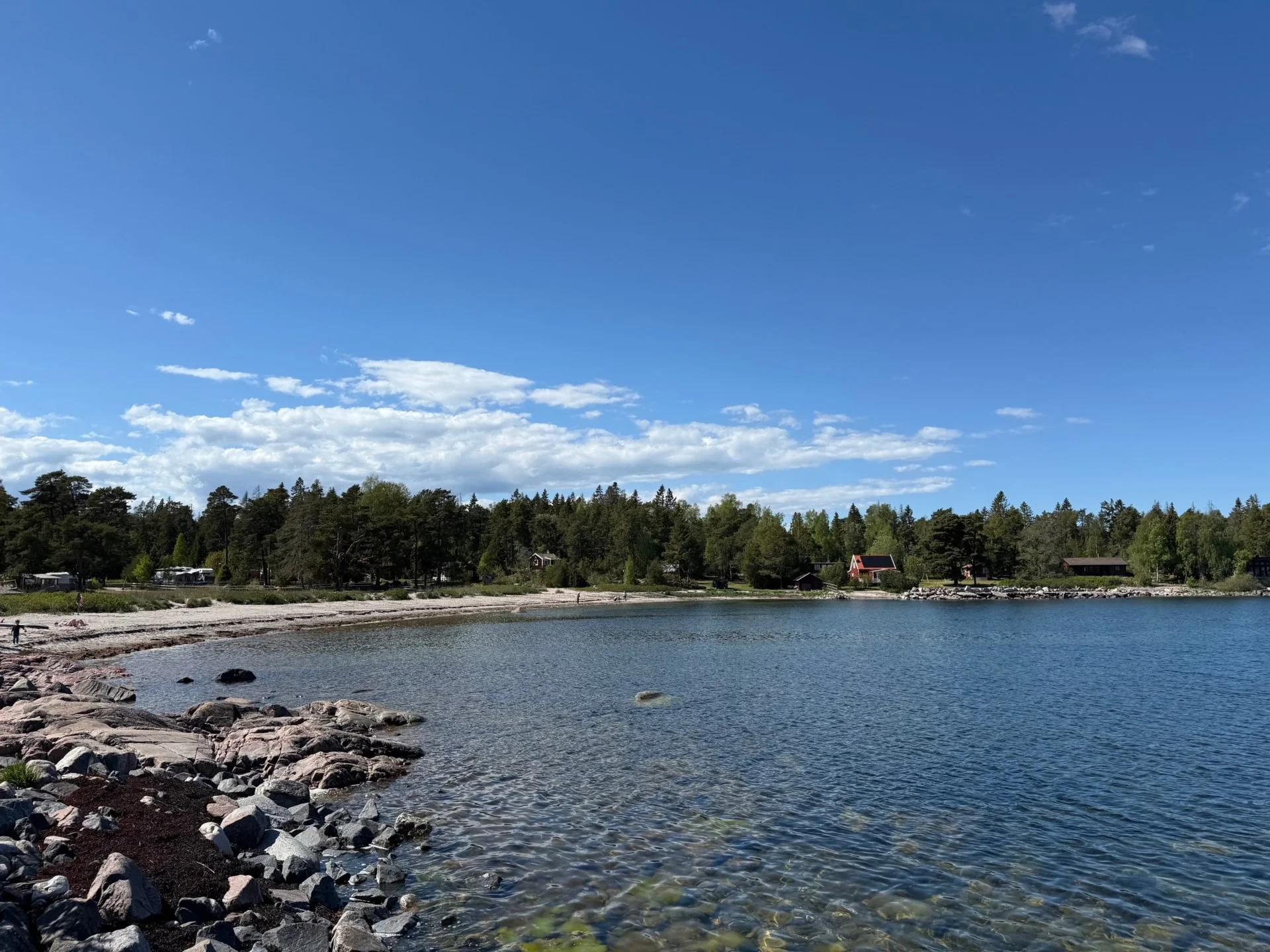 1½-plansfritidshus med absolut närhet till sandstrand och bad!