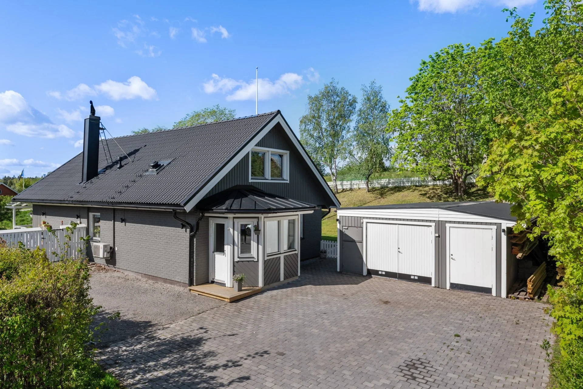 Välplanerad familjevilla med sociala ytor, solig trädgård och garage!