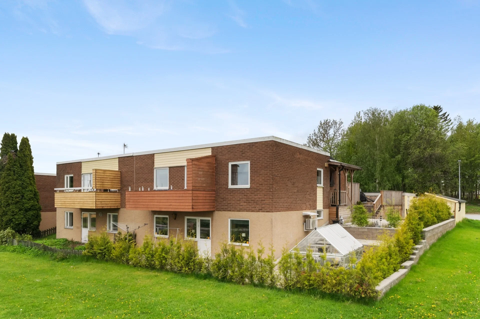 Renoverat och rymligt på hörntomt i Fågelsången – ett hem som checkar alla boxar