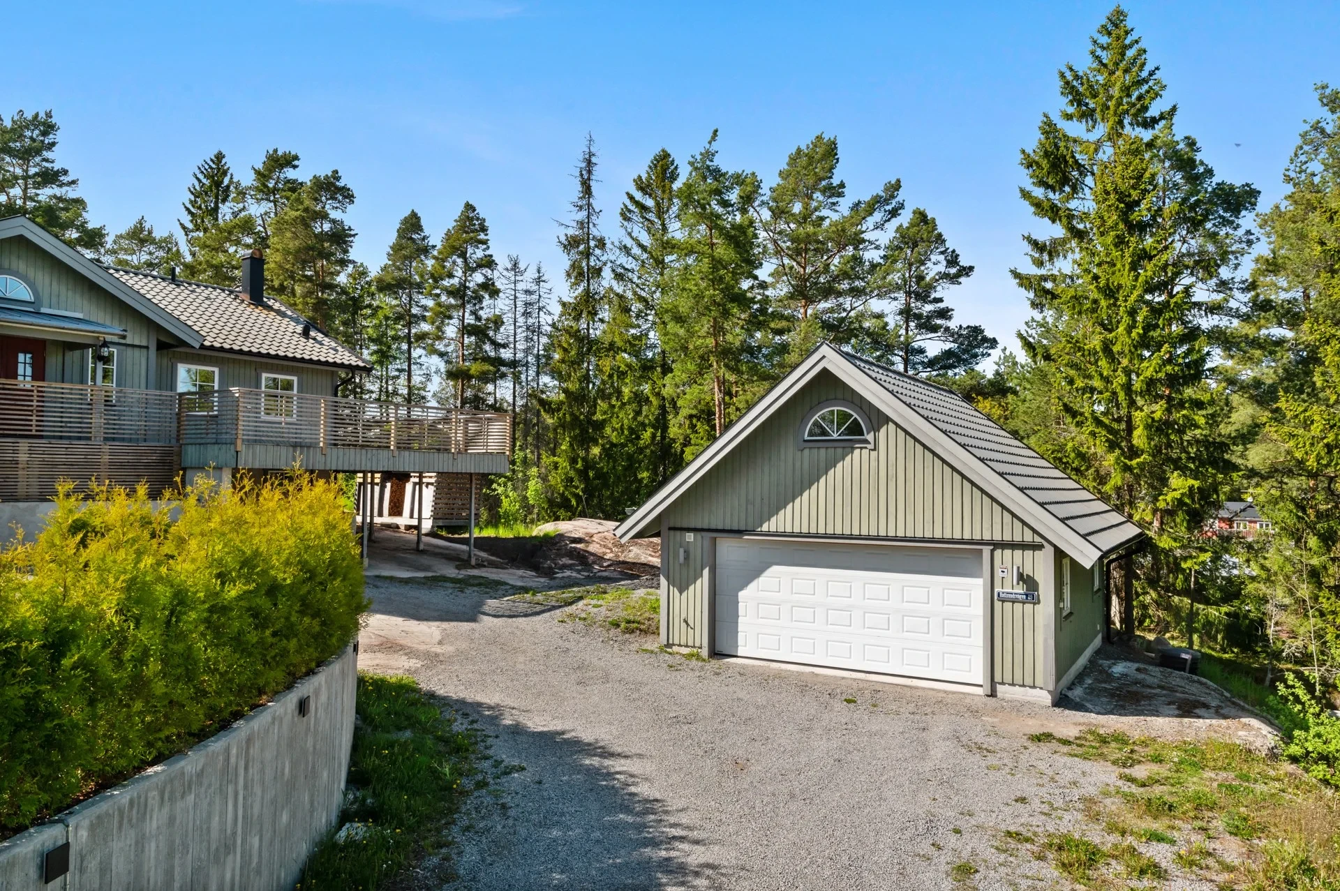 Stilrent och gediget lösvirkeshus med dubbelgarage i lugna Hattsundet!