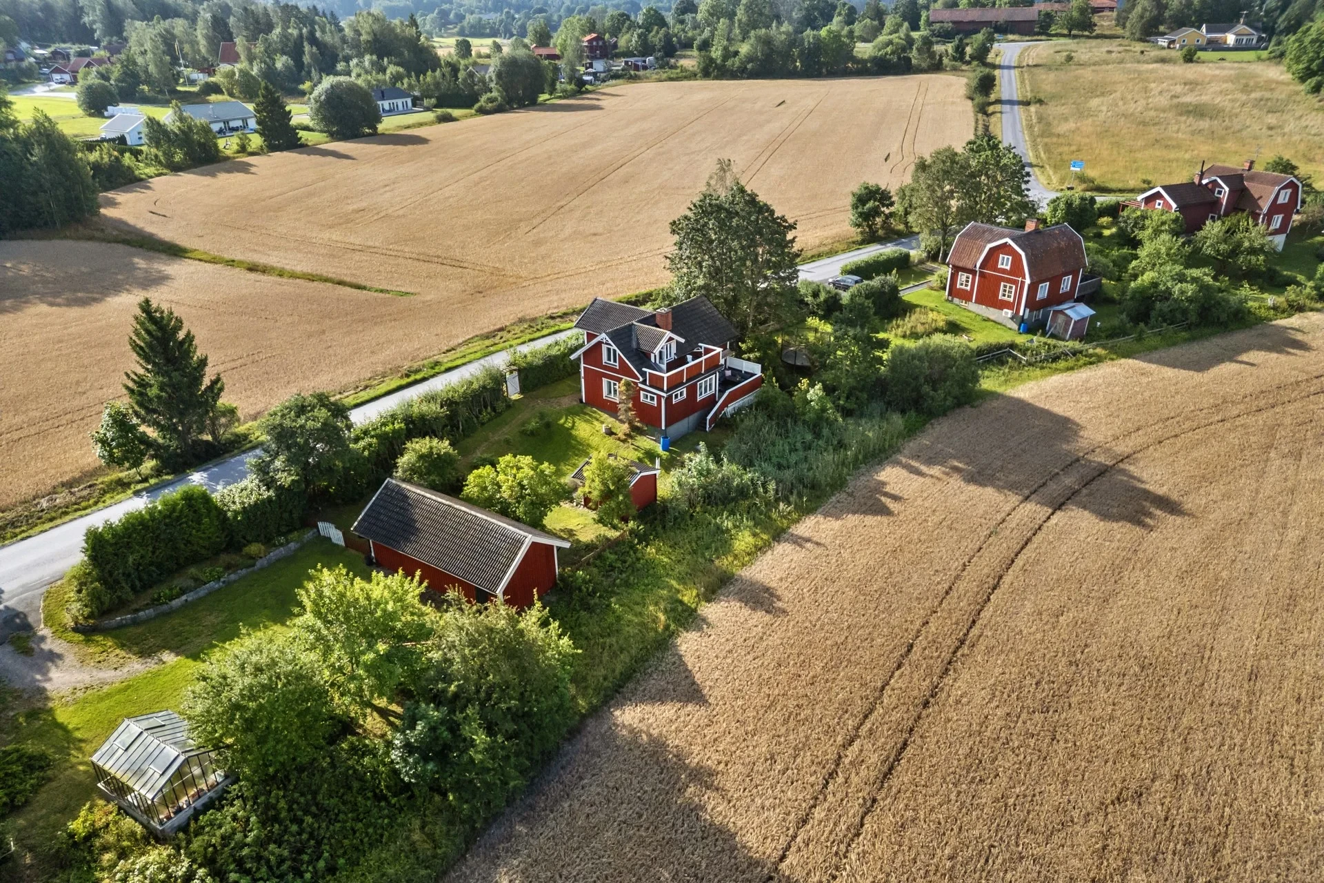 Välskött och charmigt sekelskifteshus med vy över ängsmark i västerläge med kvällssol!