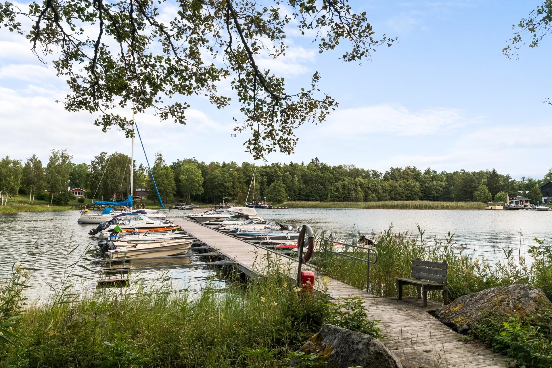 Prydligt och välskött vinterbonat fritidshus med möjlighet till båtplats.