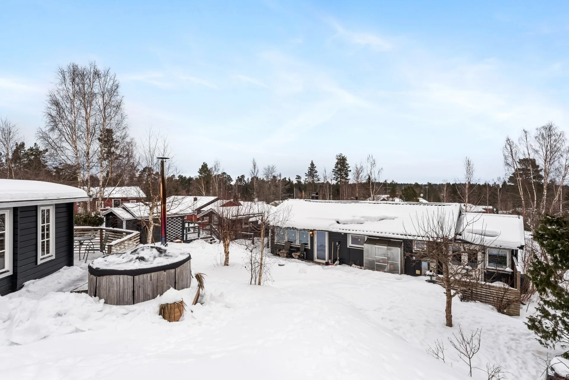 Året-runt-boende med gäststugor samt tillgång till båthamn, pool och badplats!