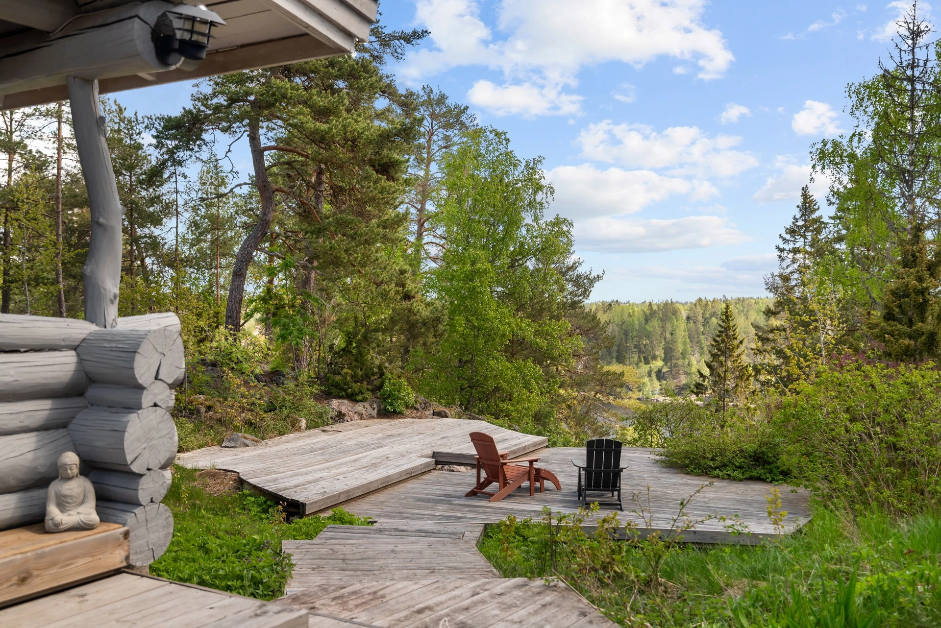 Högt belägen oas med utsikt över glittrande Länna Kyrksjö