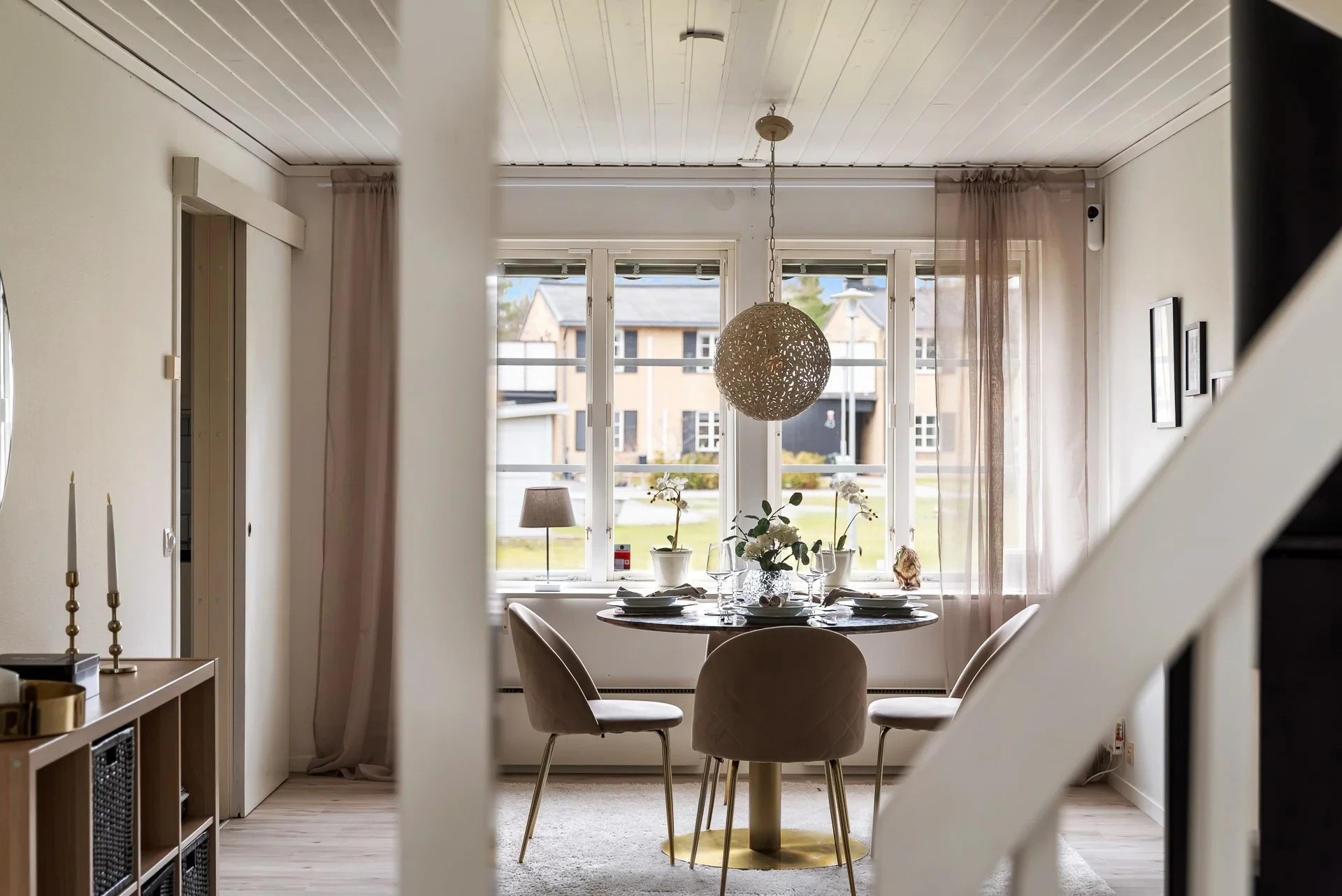 Mycket trivsamt kedjehus med engelsk karaktär