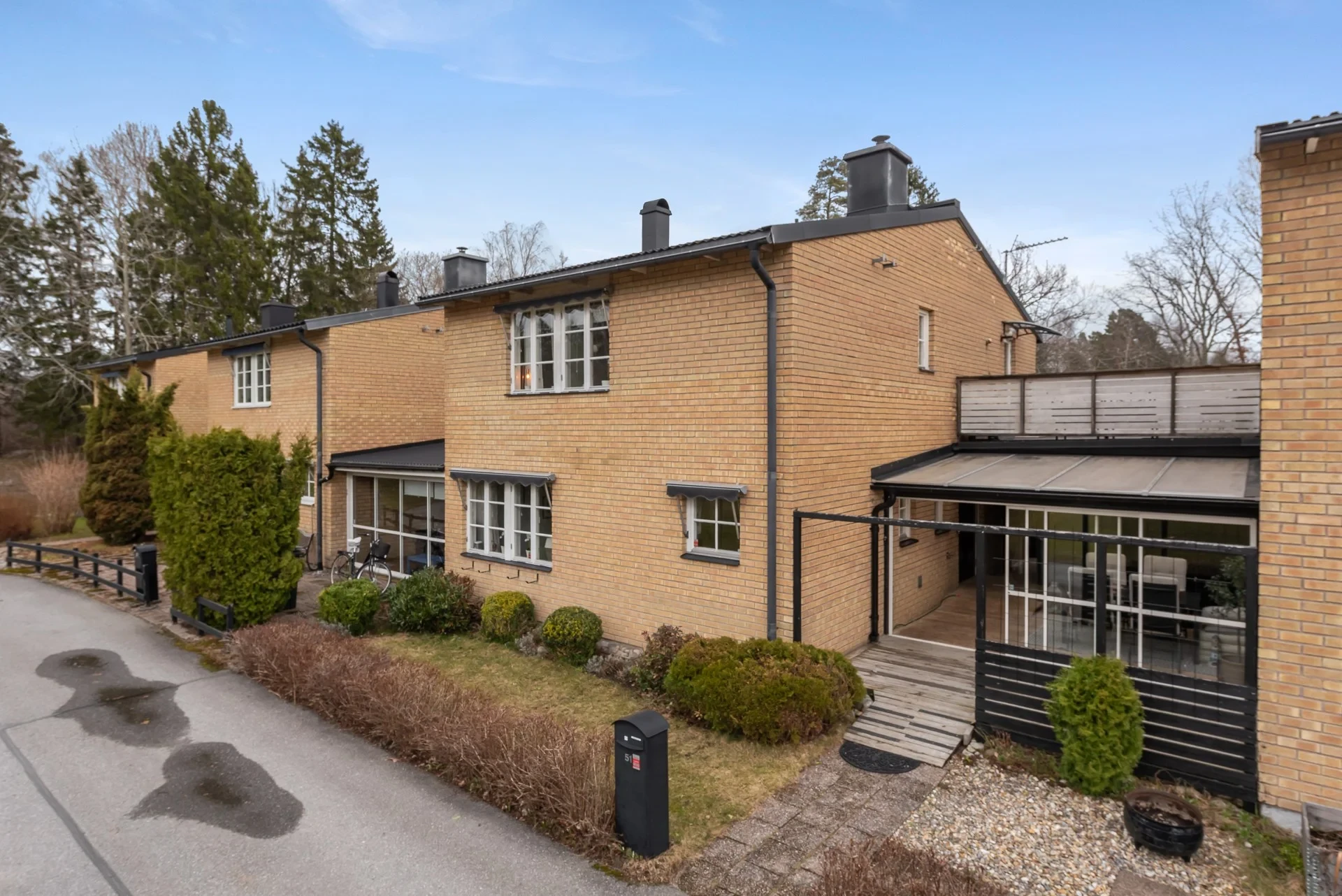 Mycket trivsamt kedjehus med engelsk karaktär