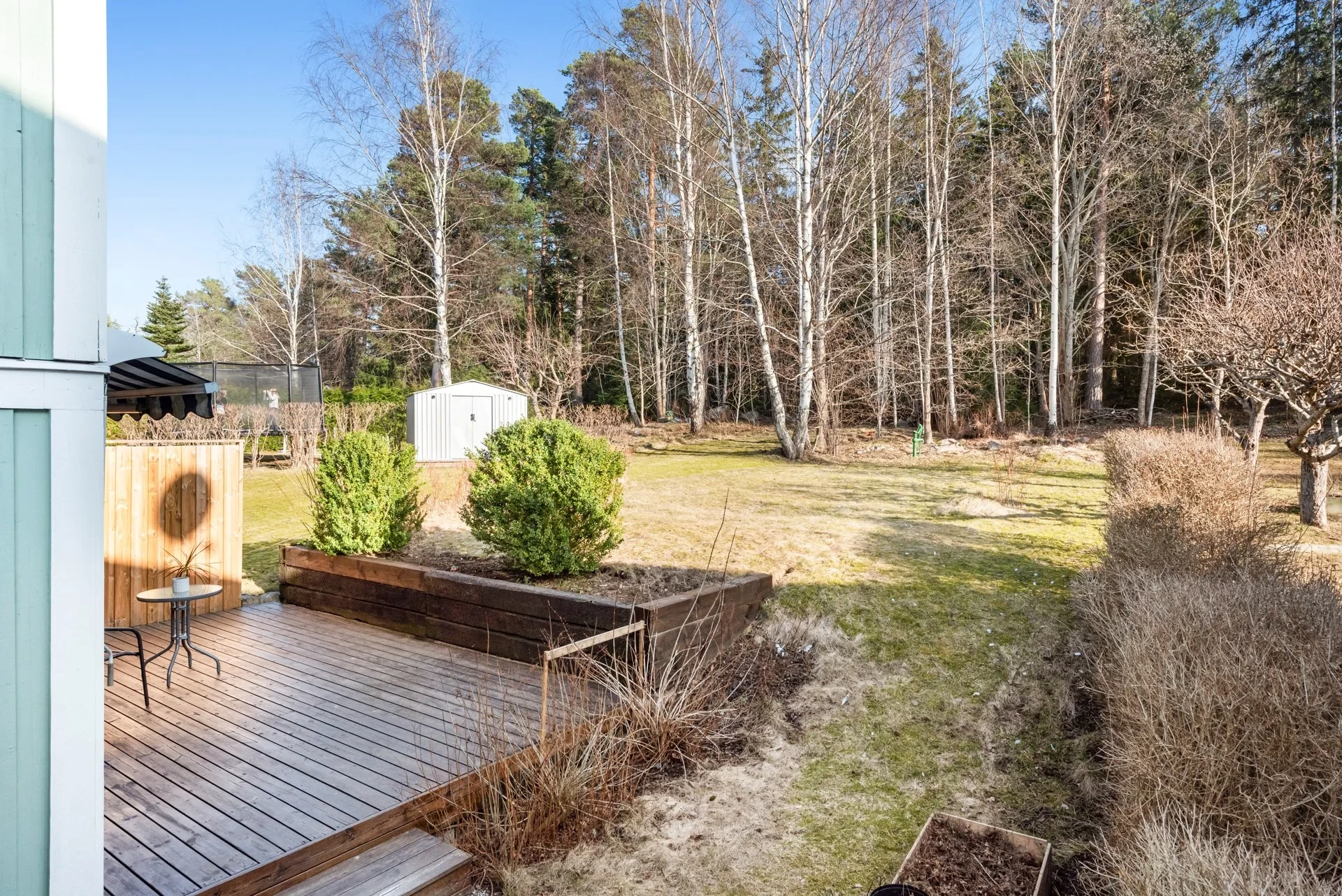 Trivsamt parhus i Fågelsången med skogen som närmaste granne