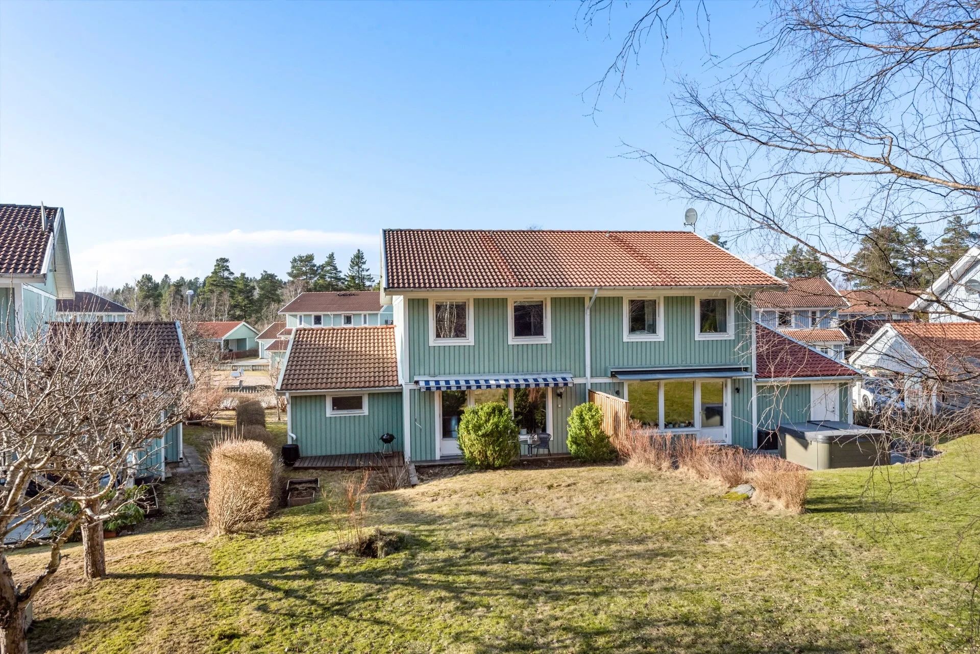 Trivsamt parhus i Fågelsången med skogen som närmaste granne