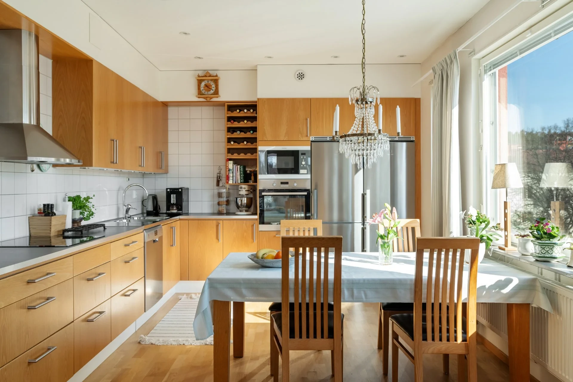 Central fyra med extra hög takhöjd och två inglasade balkonger!