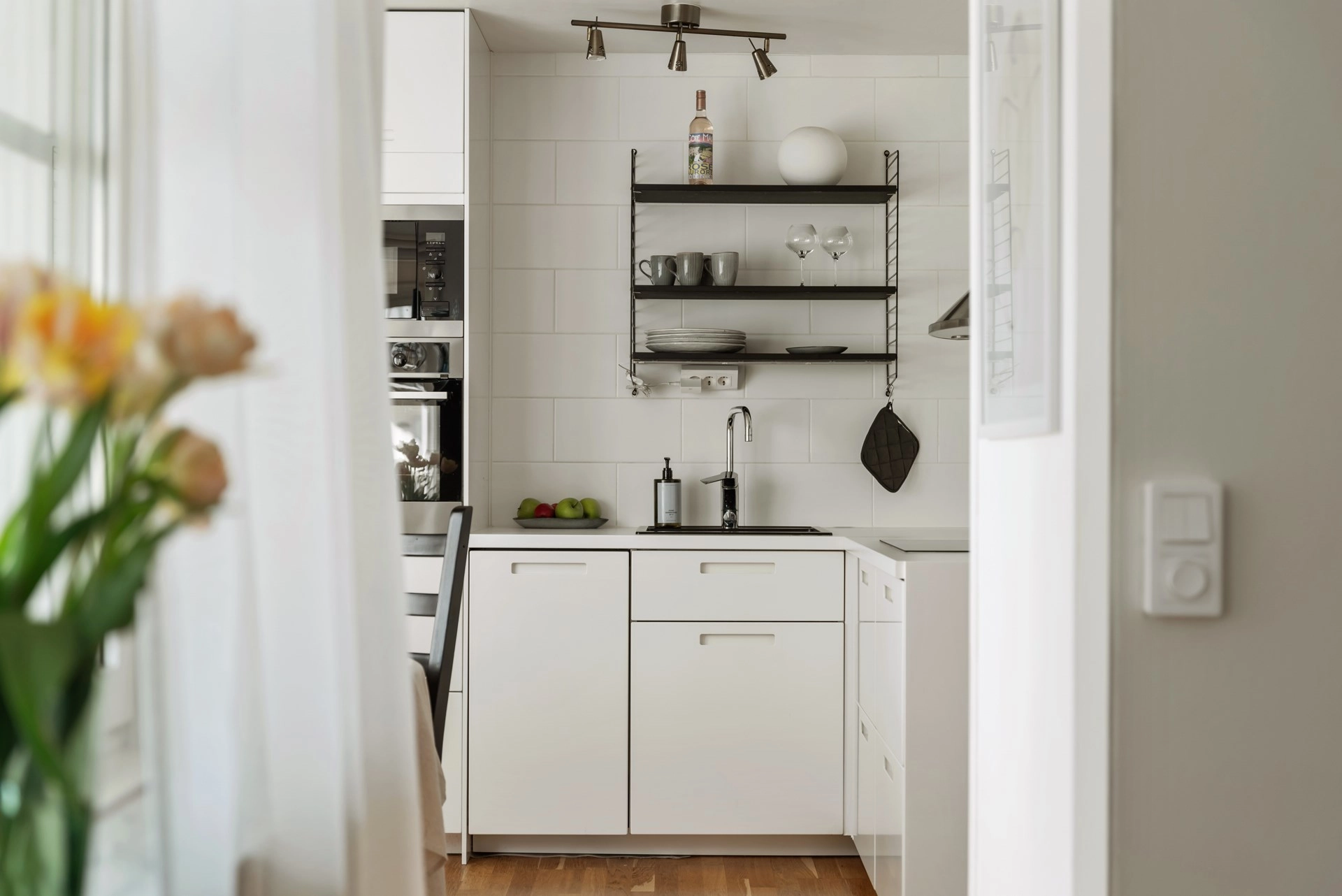 Kvadratsmart etta med inglasad balkong och hiss i huset