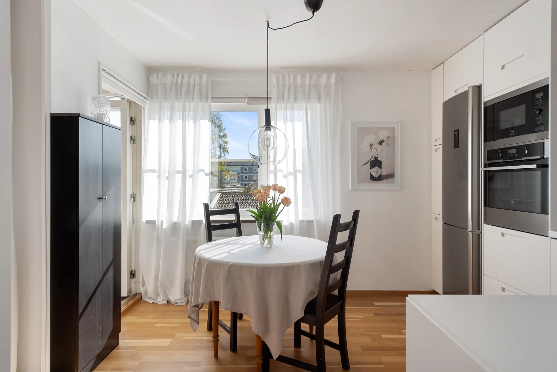 Kvadratsmart etta med inglasad balkong och hiss i huset