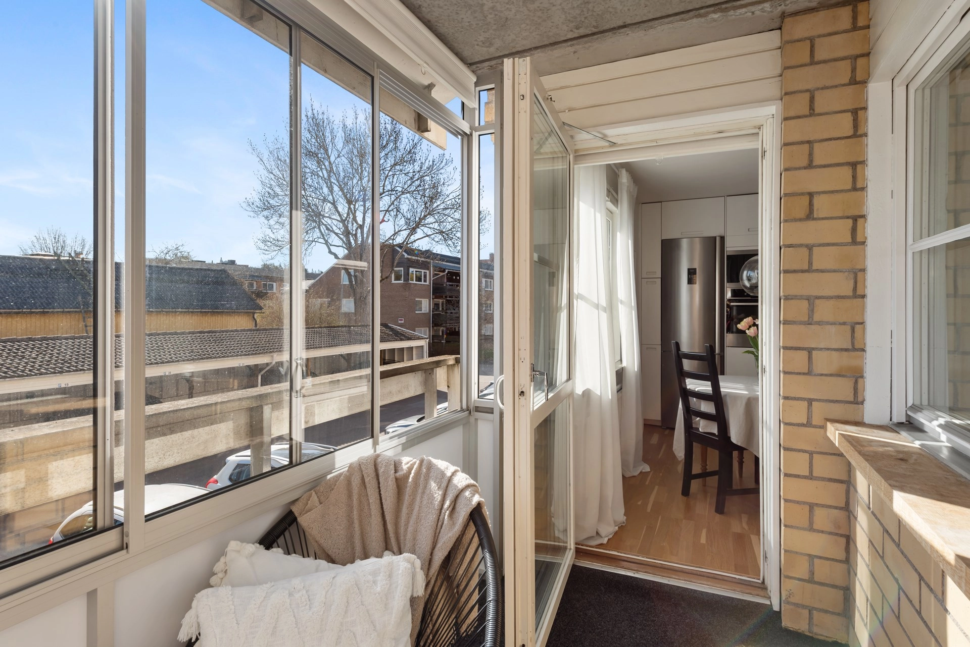 Kvadratsmart etta med inglasad balkong och hiss i huset