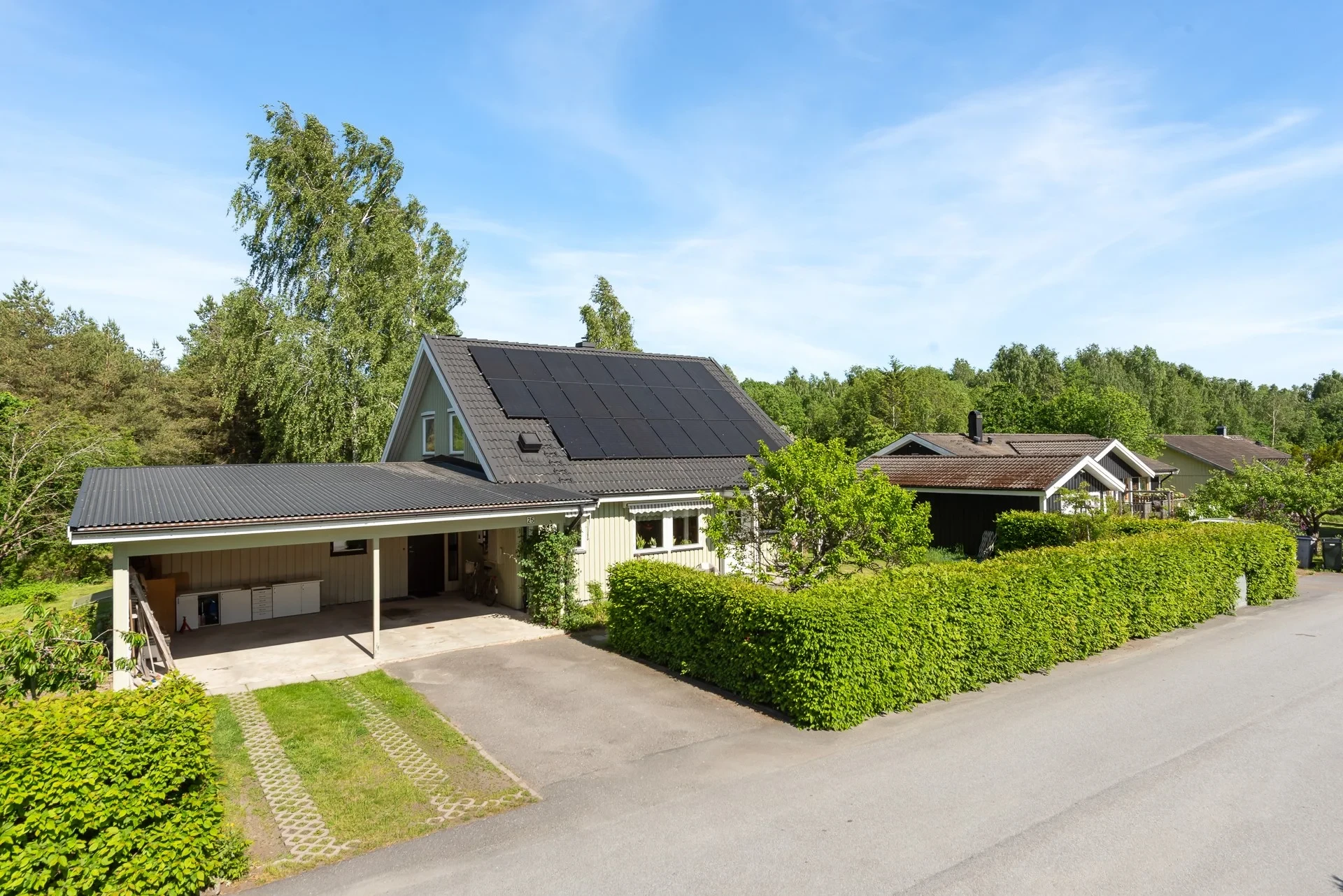 Rymligt familjehus med separat bostadsdel, solceller och lummig trädgård mot naturen