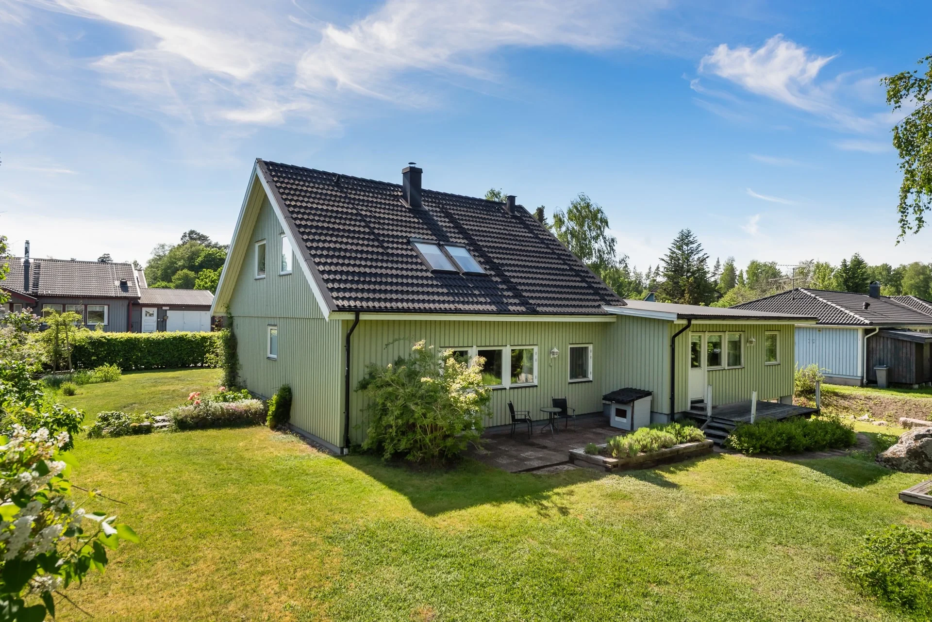 Rymligt familjehus med separat bostadsdel, solceller och lummig trädgård mot naturen