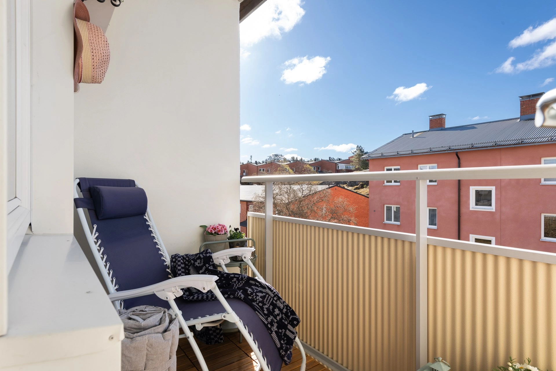 Rymlig och inflyttningsklar 4:a med balkong i söderläge och nyrenoverat duschrum!