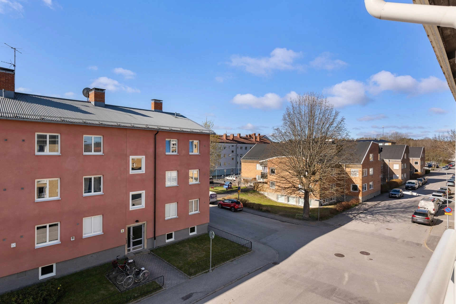 Rymlig och inflyttningsklar 4:a med balkong i söderläge och nyrenoverat duschrum!