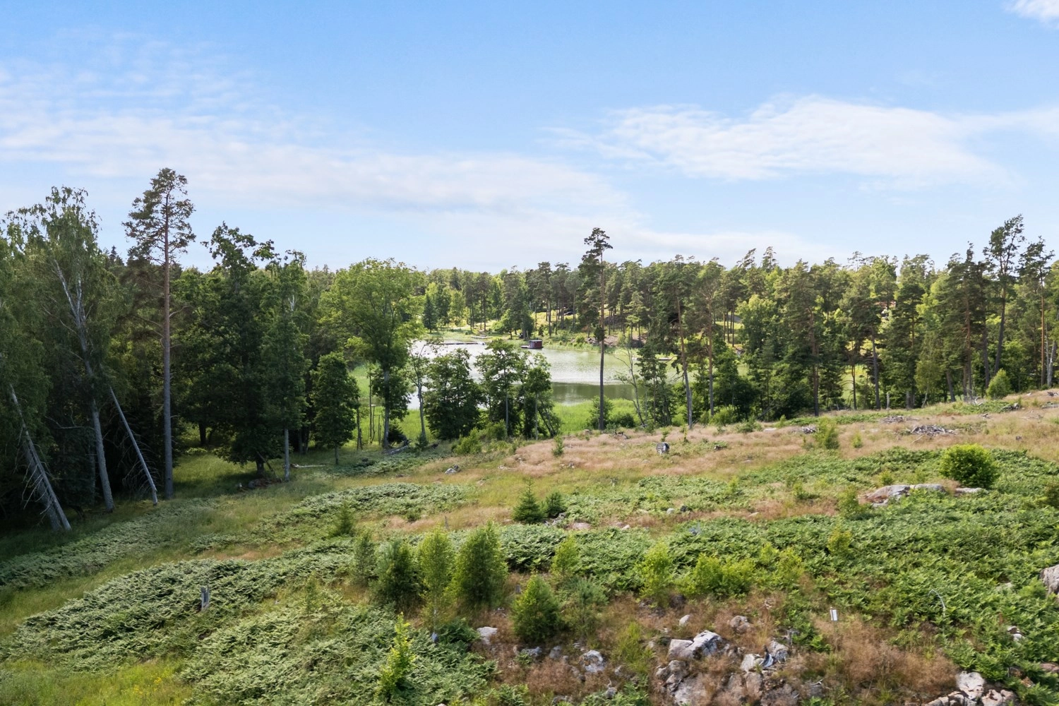 Naturskön tomt med havsutsikt på Langö