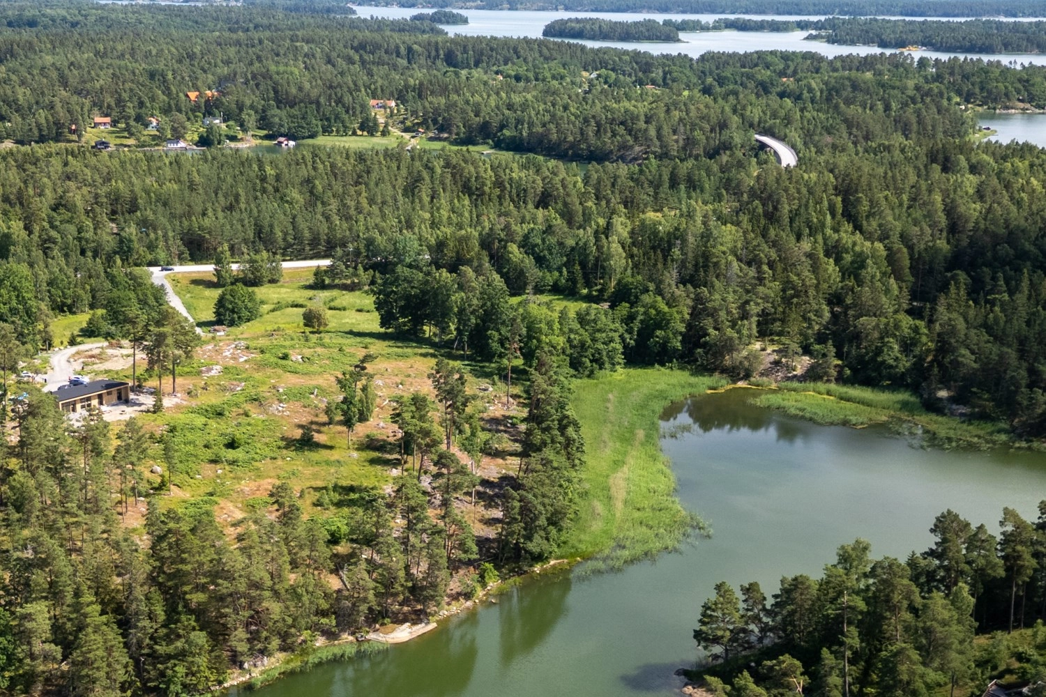 Naturskön tomt med havsutsikt på Langö