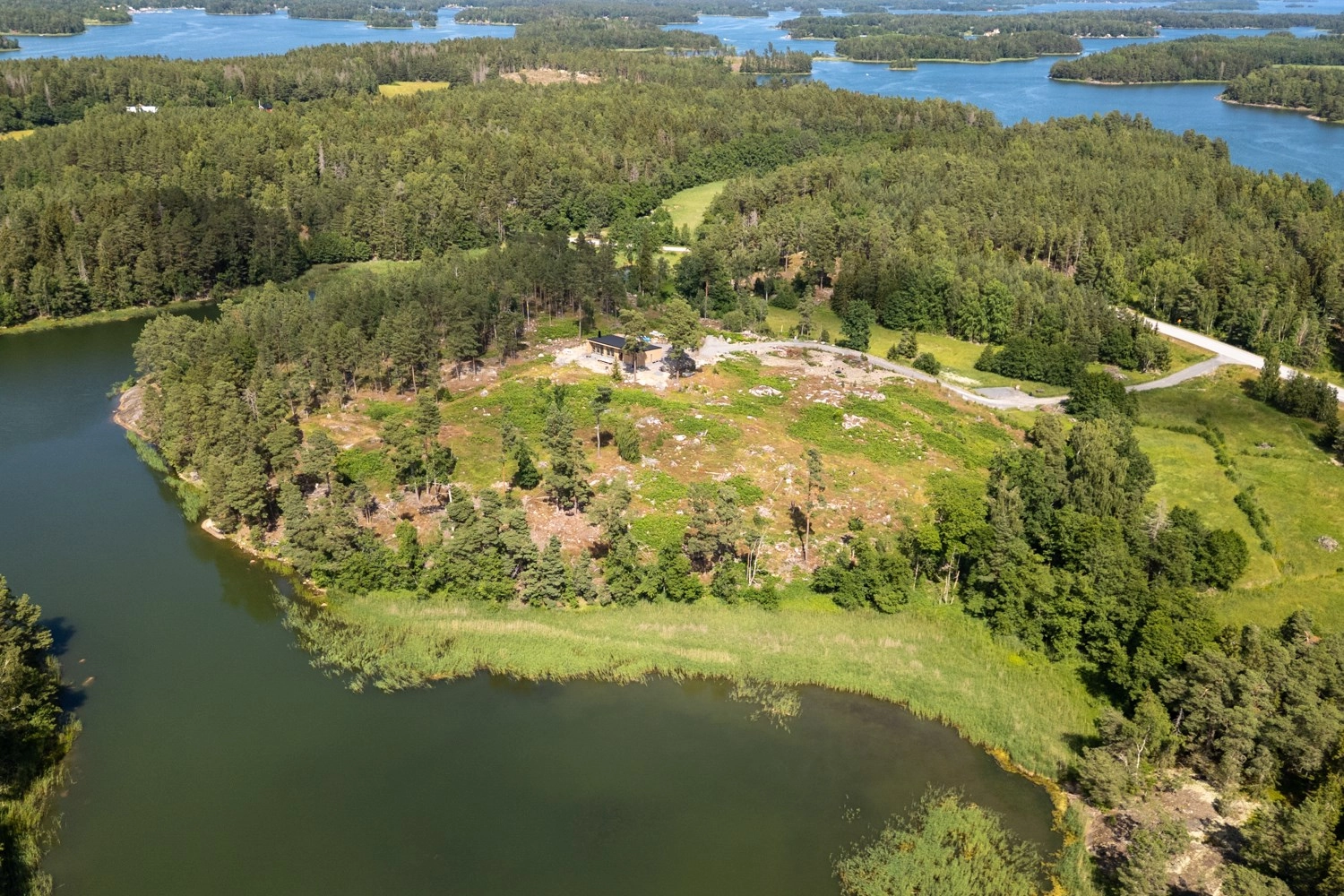Naturskön tomt med havsutsikt på Langö