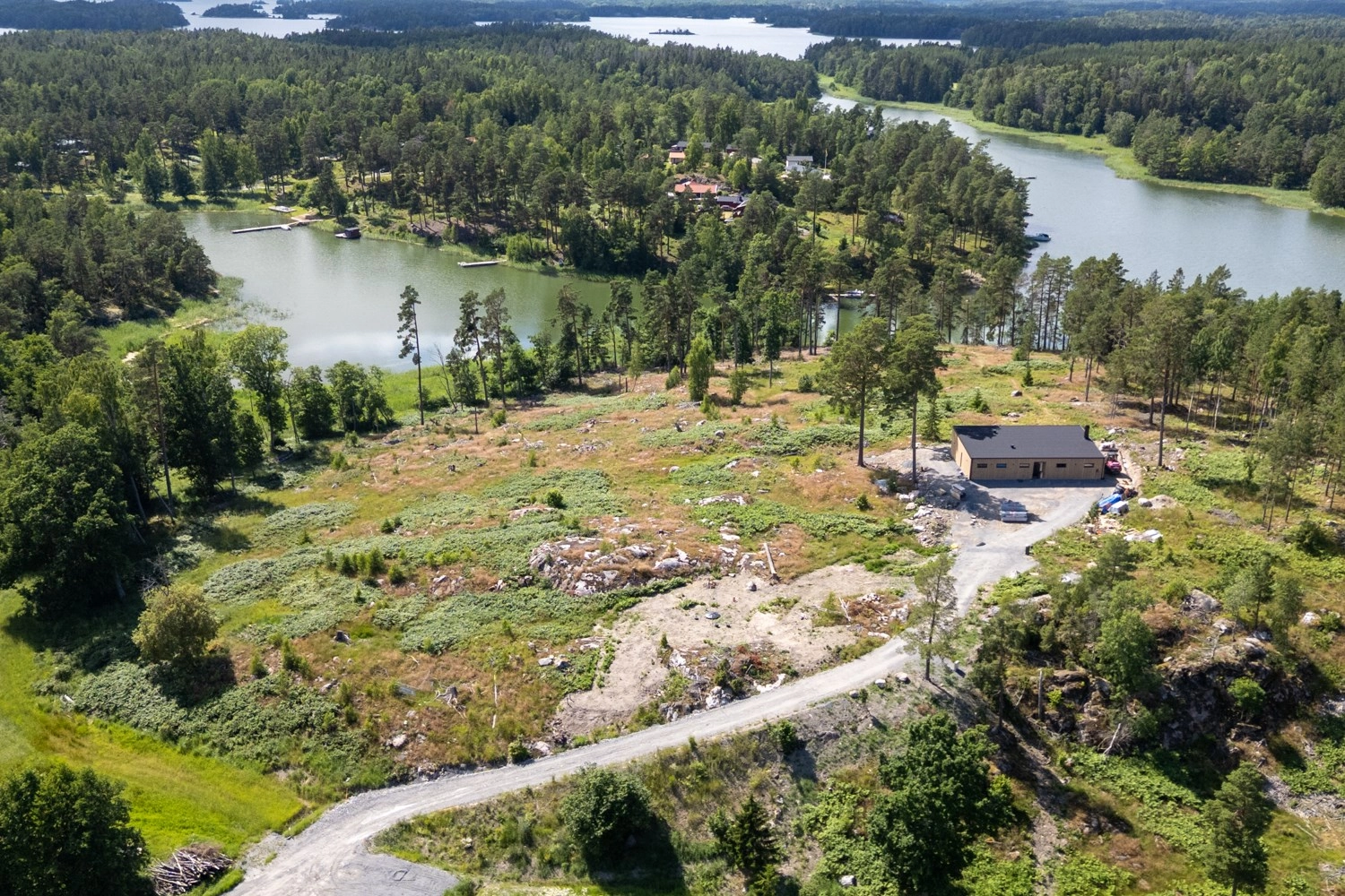 Naturskön tomt med havsutsikt på Langö