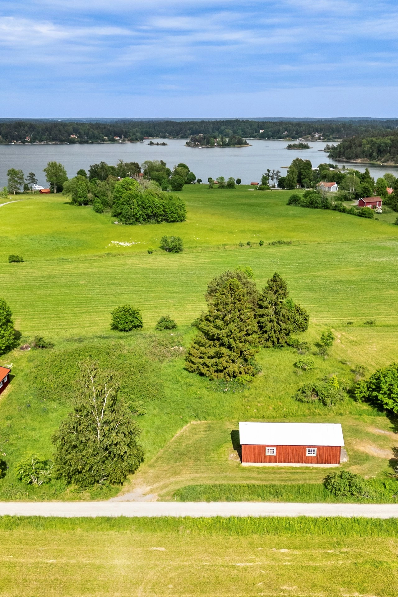 Skapa ditt drömboende på en lättbebyggd tomt I Vettershaga med sjöutsikt!
