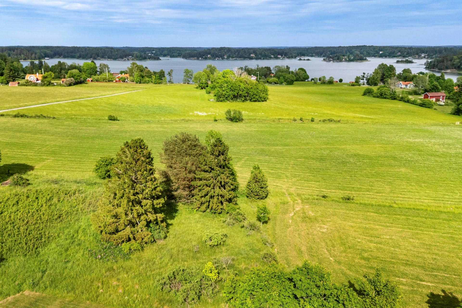 Skapa ditt drömboende på en lättbebyggd tomt I Vettershaga med sjöutsikt!