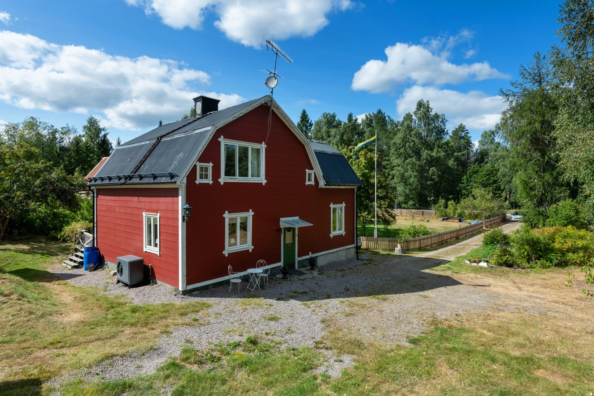 Charmigt sekelskifteshus med stor prunkande trädgård, generösa ytor samt härligt läge i Häverödal