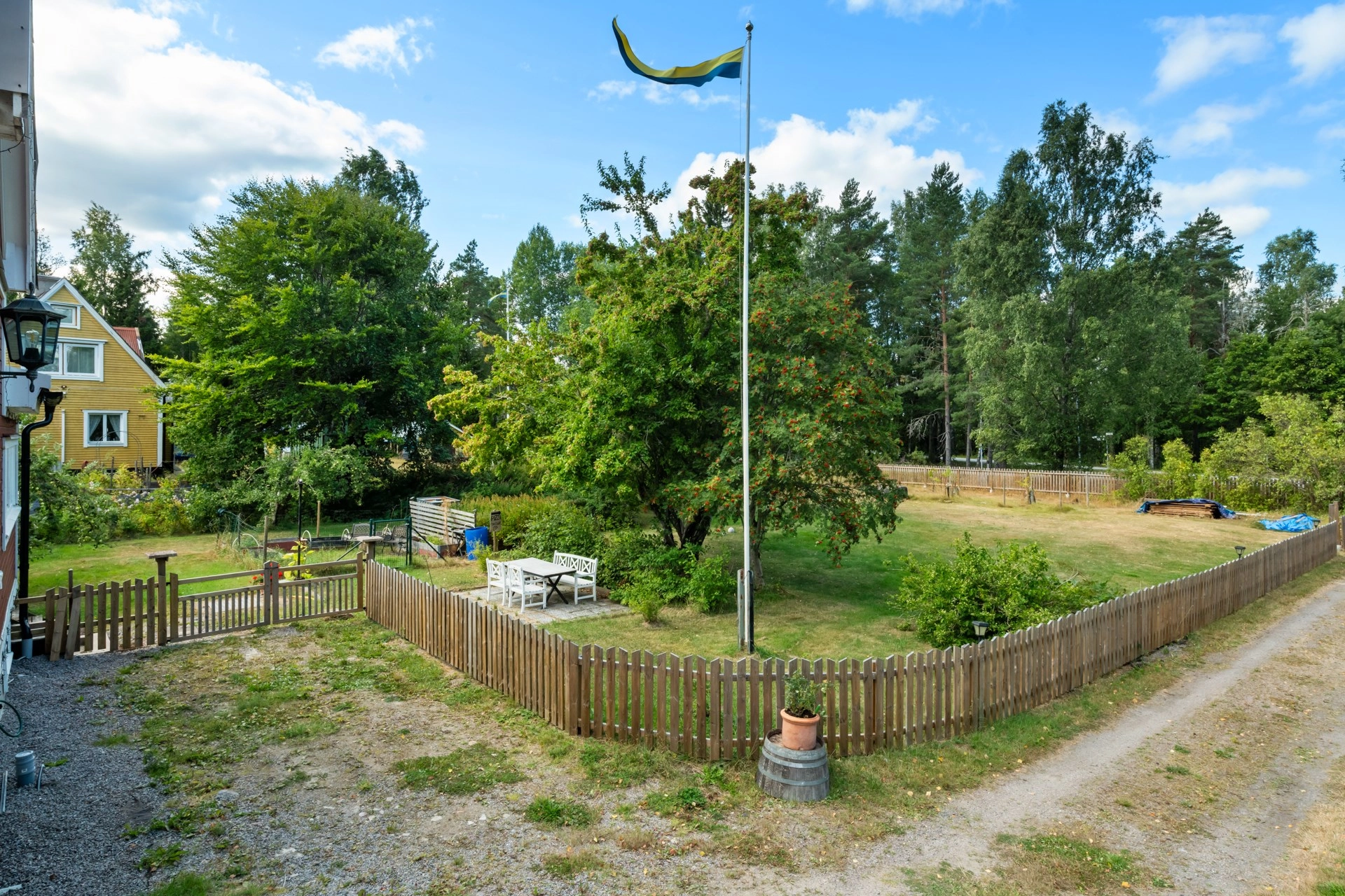 Charmigt sekelskifteshus med stor prunkande trädgård, generösa ytor samt härligt läge i Häverödal