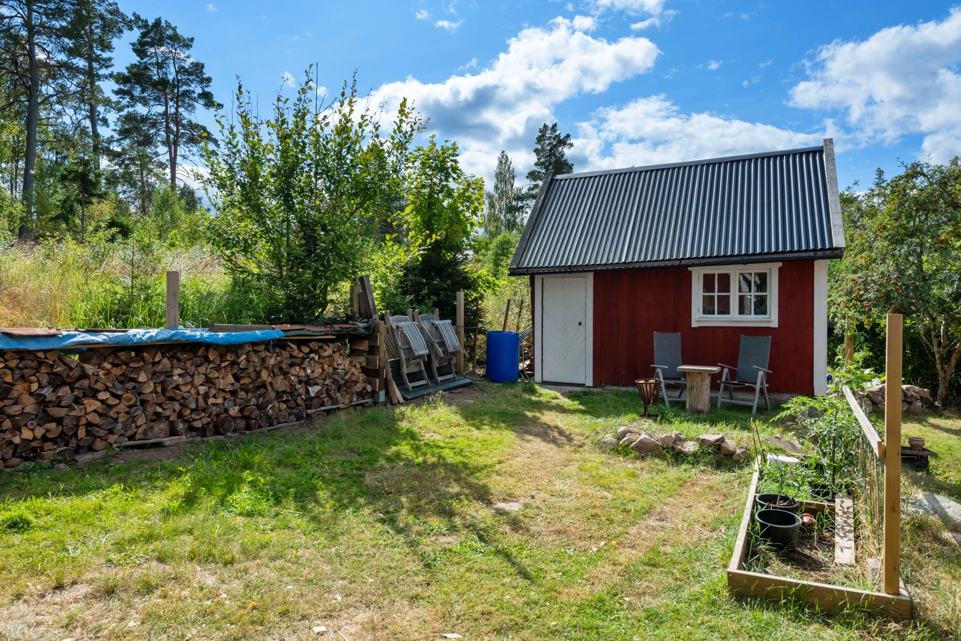 Charmigt sekelskifteshus med stor prunkande trädgård, generösa ytor samt härligt läge i Häverödal