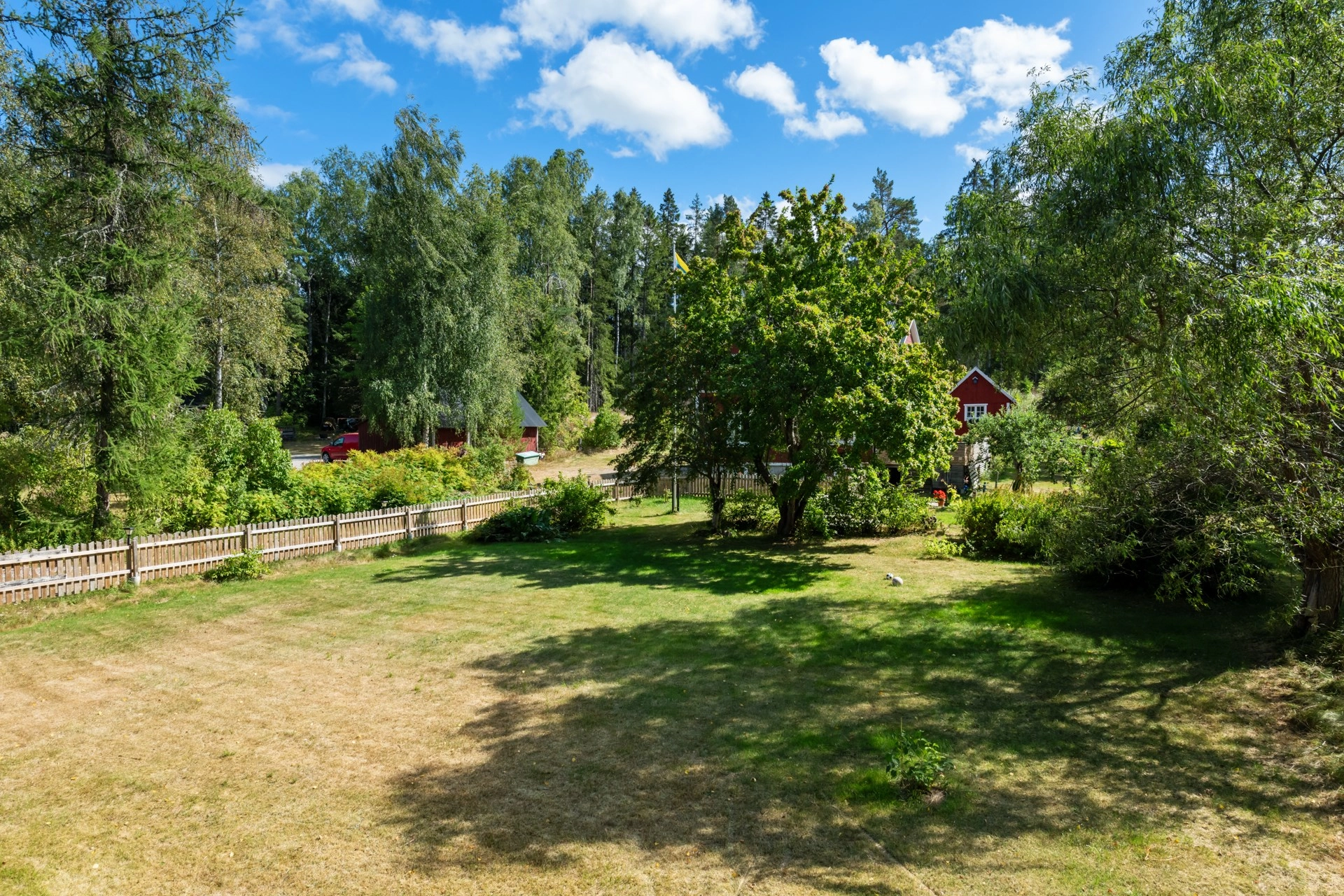 Charmigt sekelskifteshus med stor prunkande trädgård, generösa ytor samt härligt läge i Häverödal