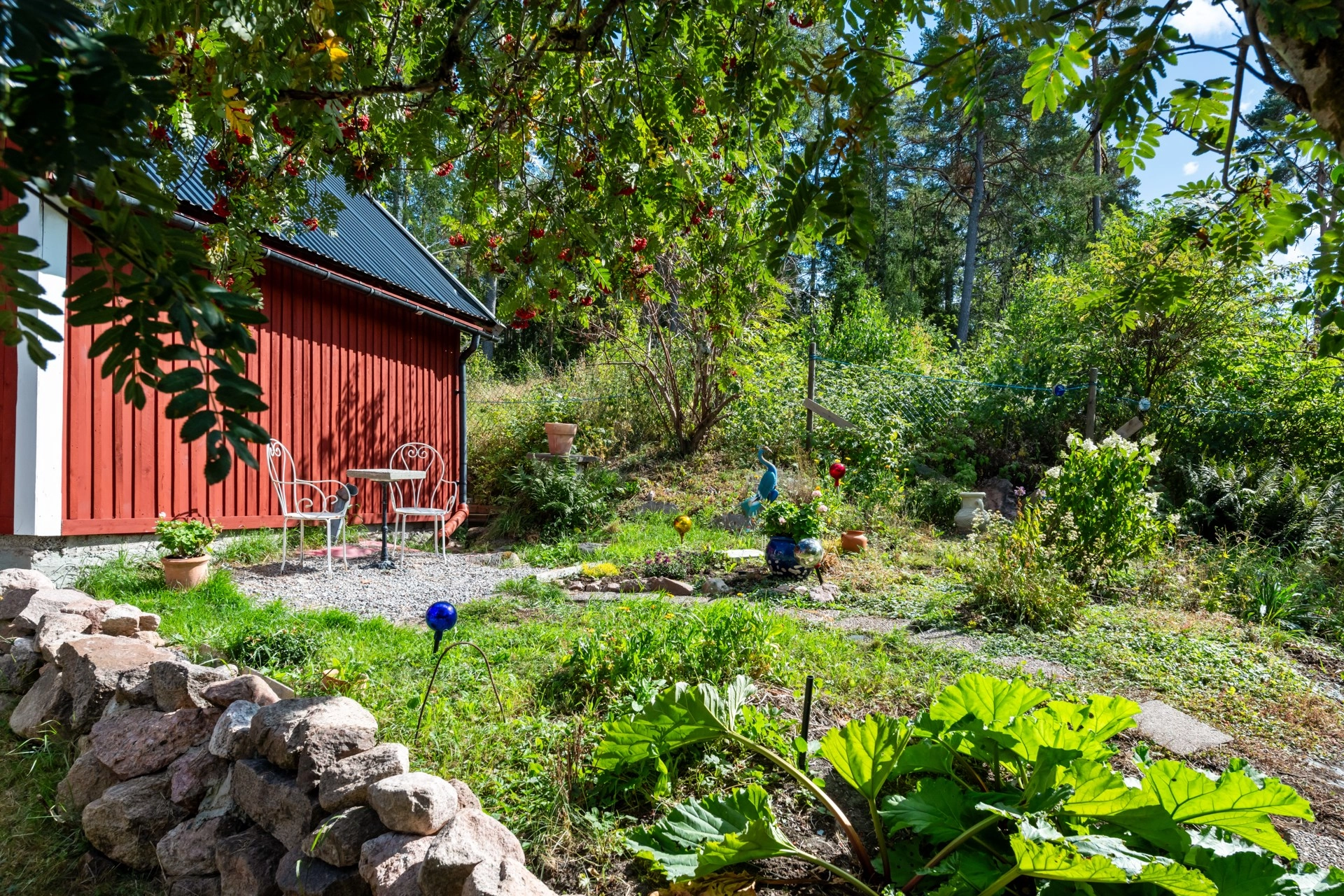 Charmigt sekelskifteshus med stor prunkande trädgård, generösa ytor samt härligt läge i Häverödal