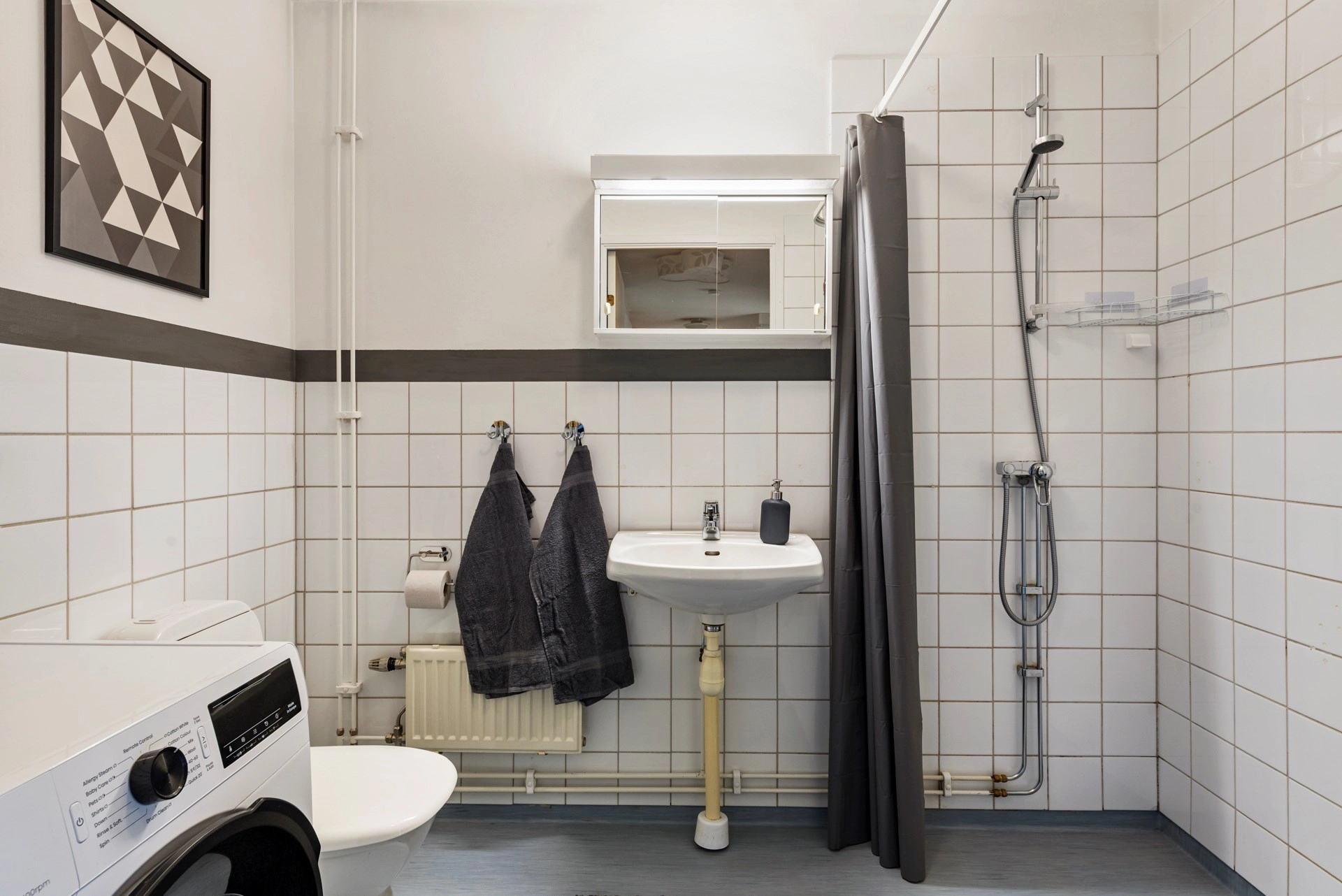 Stor och välplanerad tvåa med inglasad balkong och hiss i huset