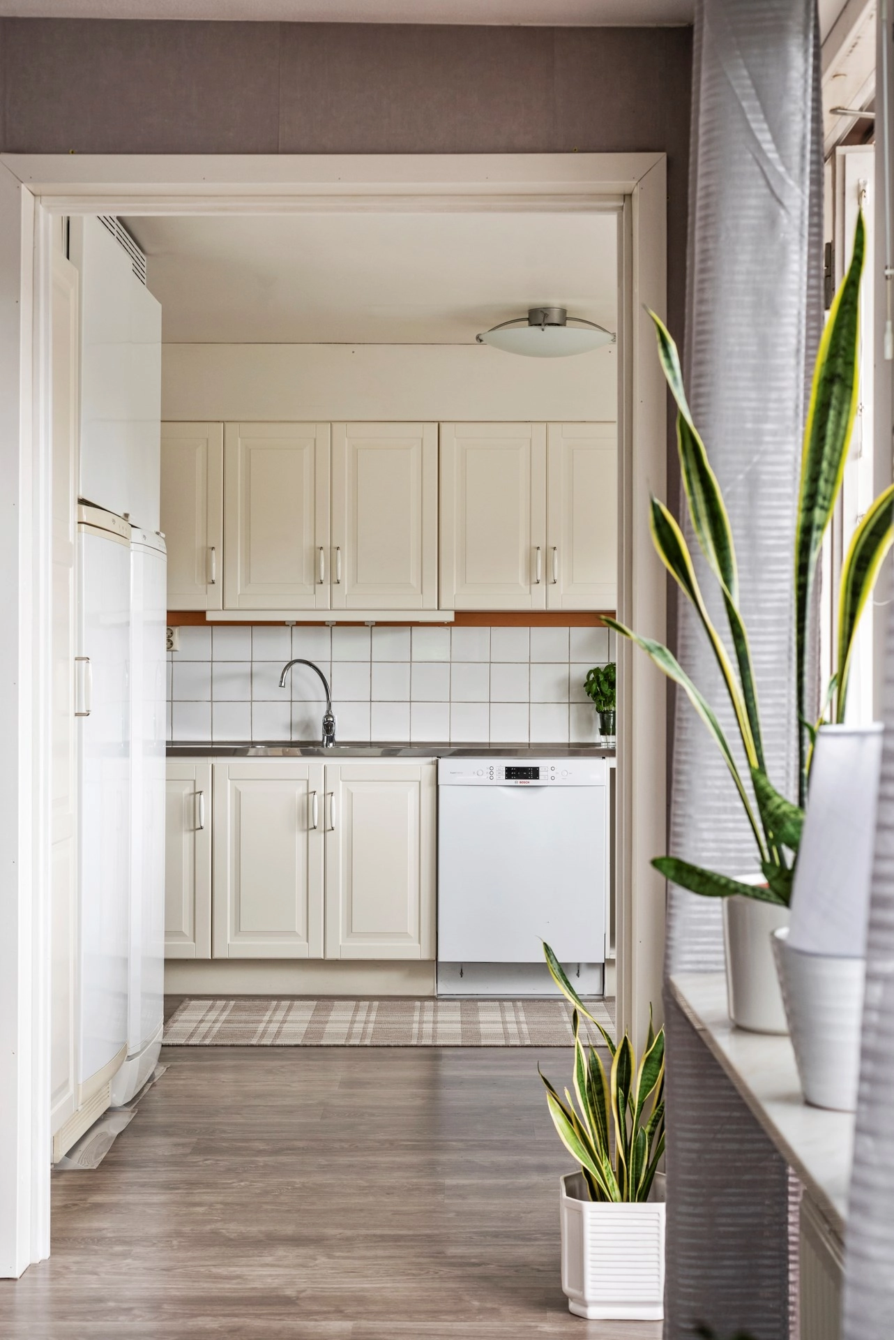 Stor och välplanerad tvåa med inglasad balkong och hiss i huset