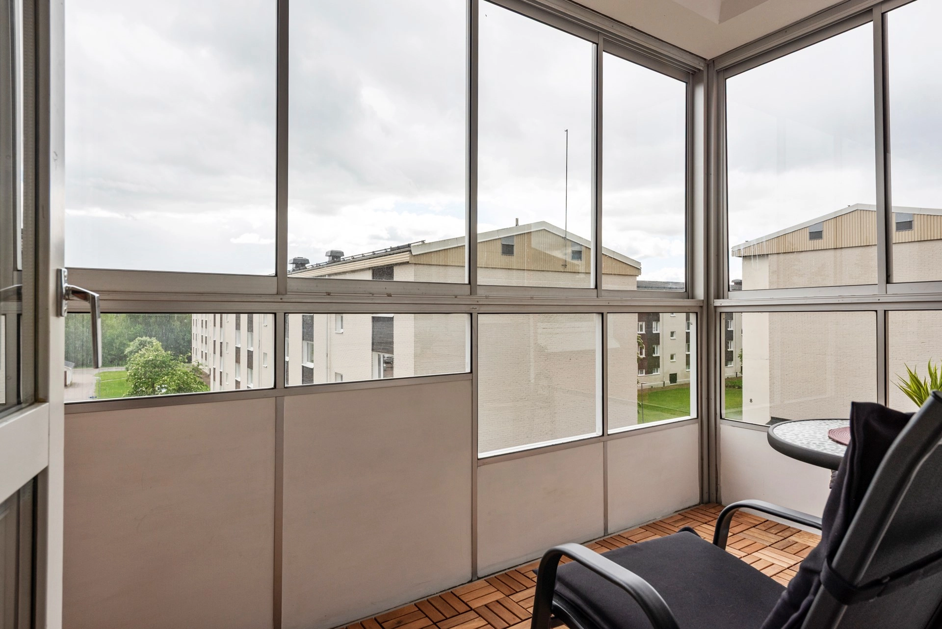 Stor och välplanerad tvåa med inglasad balkong och hiss i huset