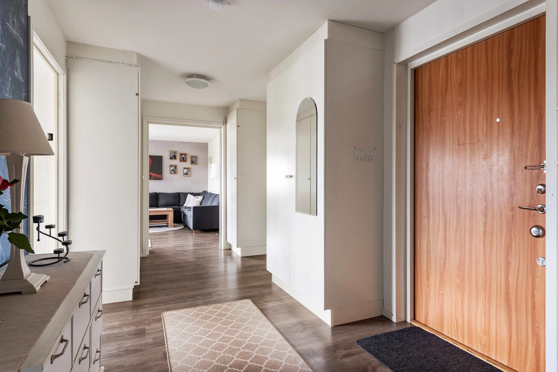 Stor och välplanerad tvåa med inglasad balkong och hiss i huset