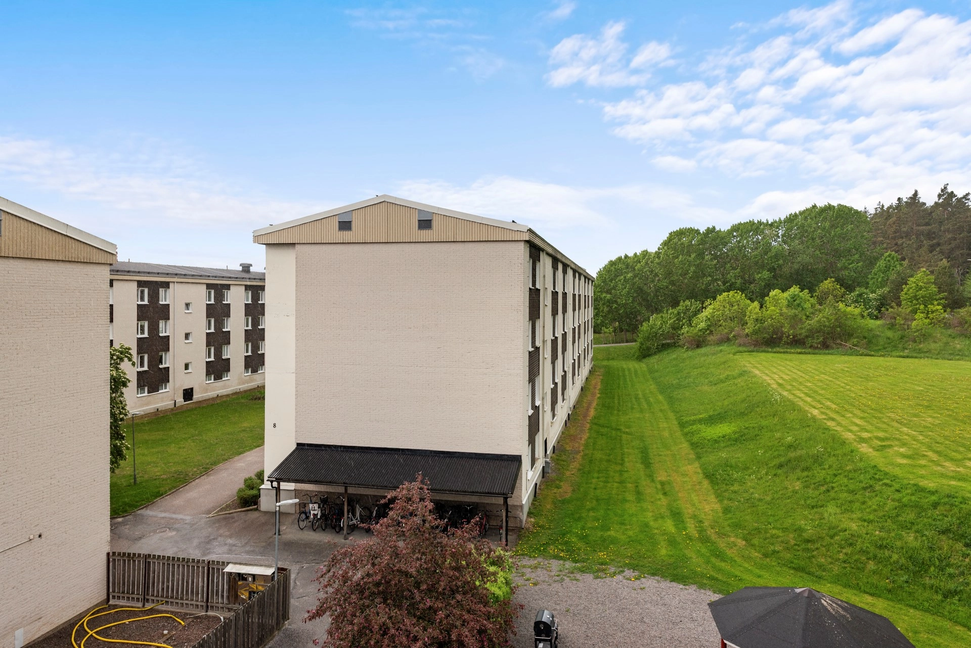 Stor och välplanerad tvåa med inglasad balkong och hiss i huset