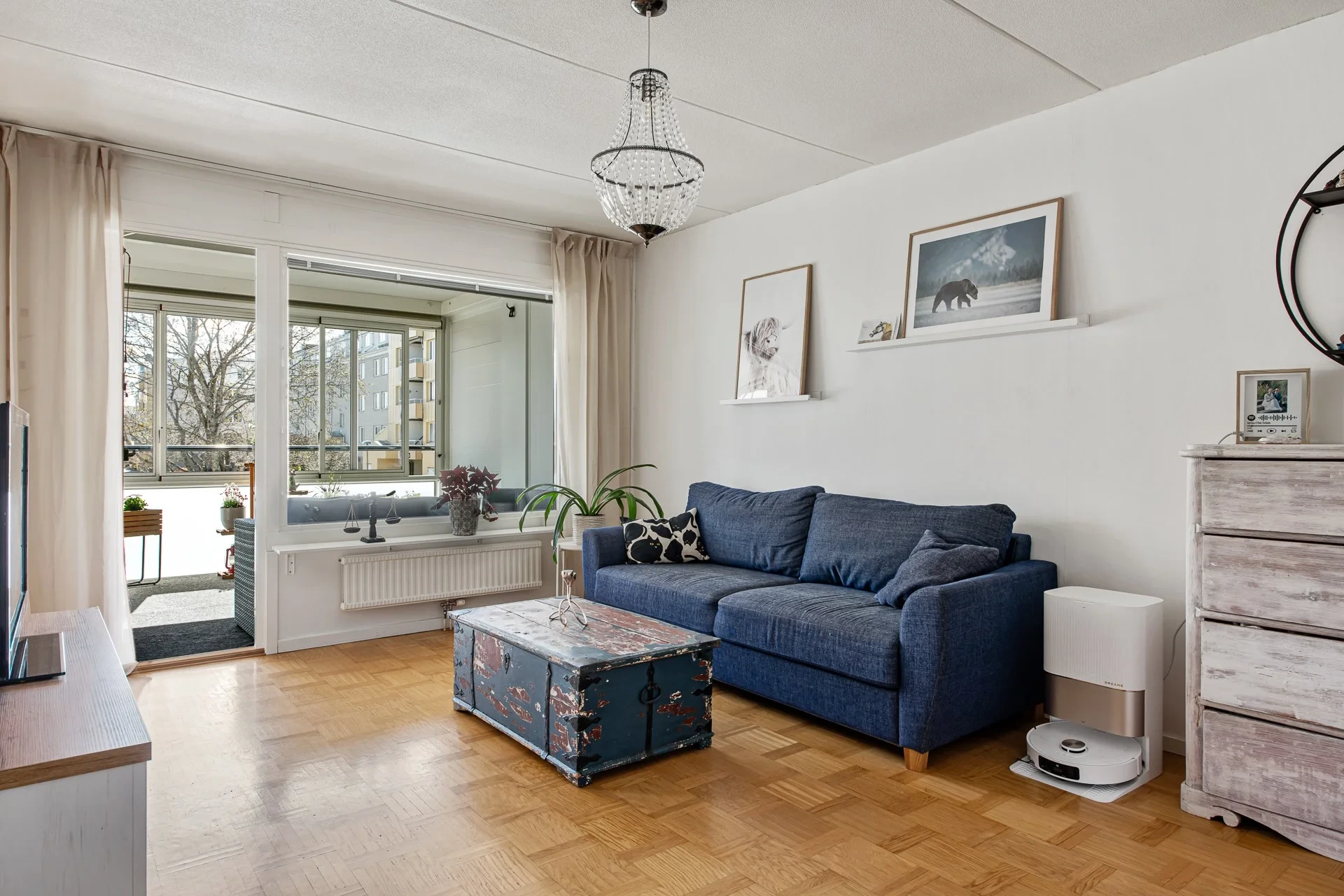 Trivsam trea med tilltalande planlösning och stor inglasad balkong
