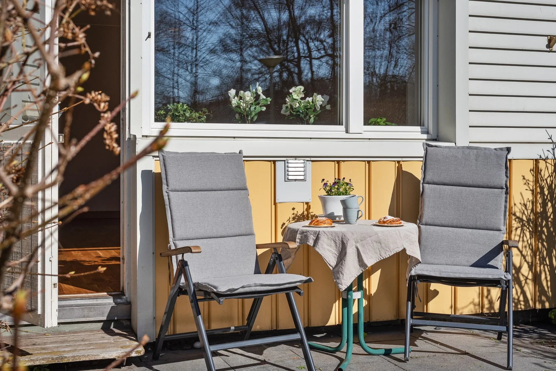 Kvadratsmart tvåa med stor uteplats i lugnt och soligt läge!