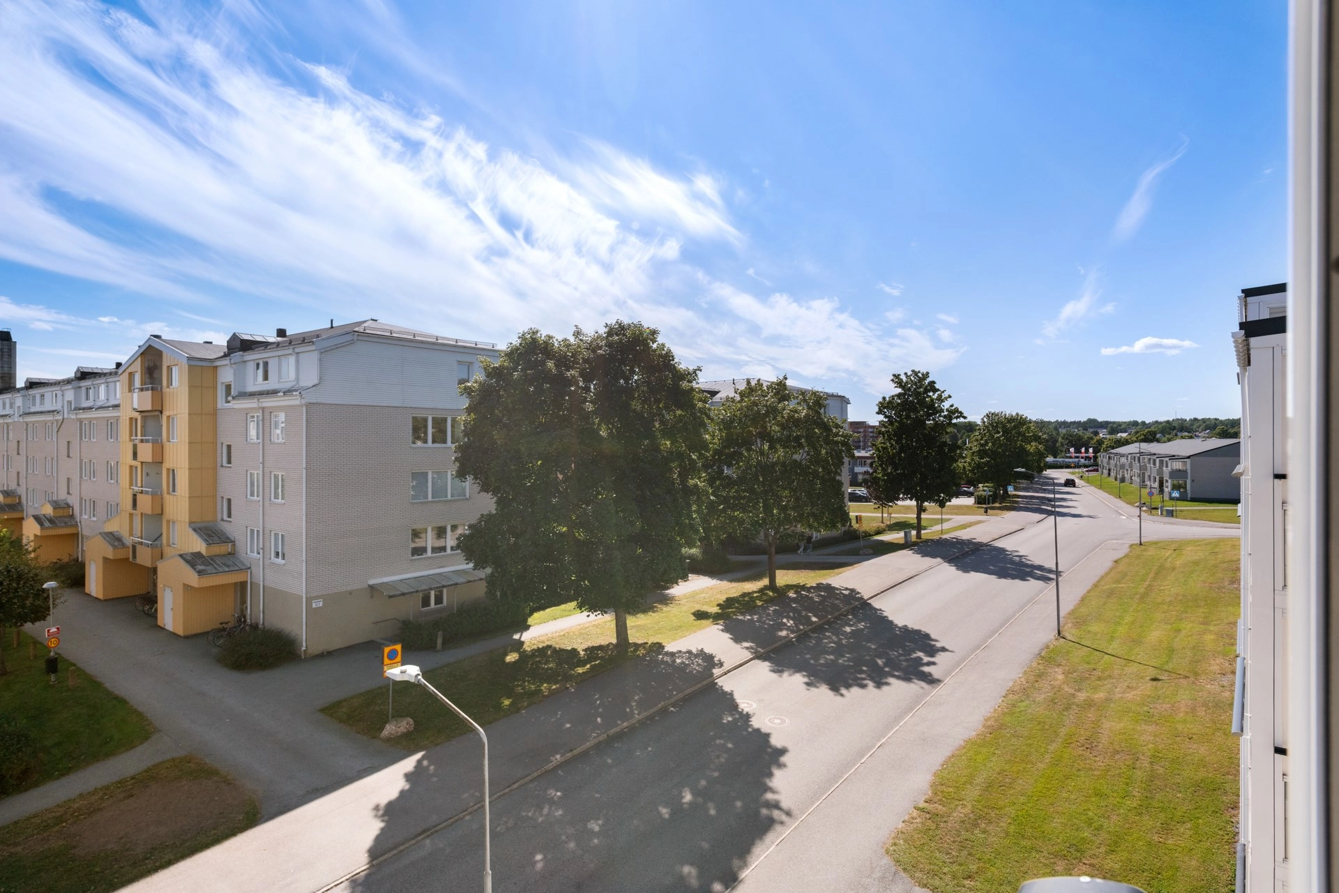 Rymlig och bra planerad 3:a i Grind högst upp med fin utsikt och stor inglasad balkong!