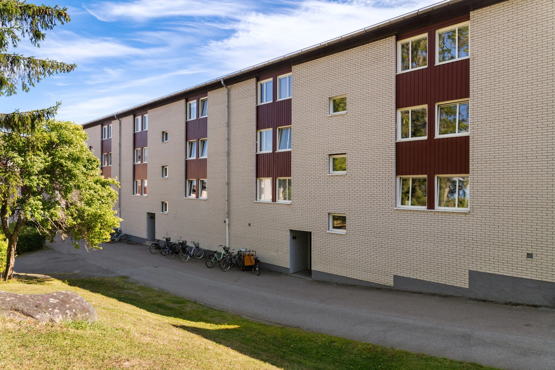 Rymlig och bra planerad 3:a i Grind högst upp med fin utsikt och stor inglasad balkong!