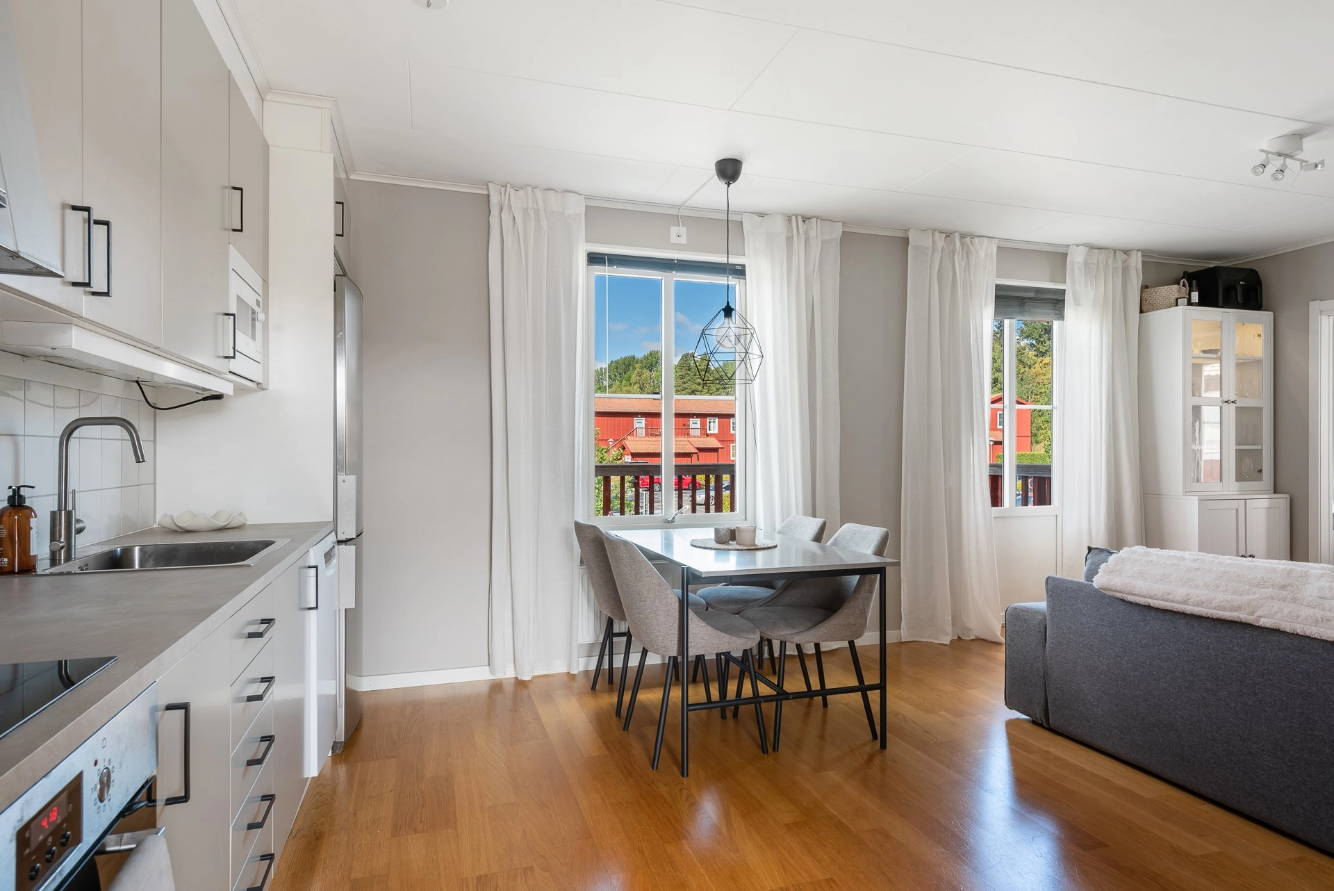 Modern och trivsam tvåa i Färsna med balkong i väster