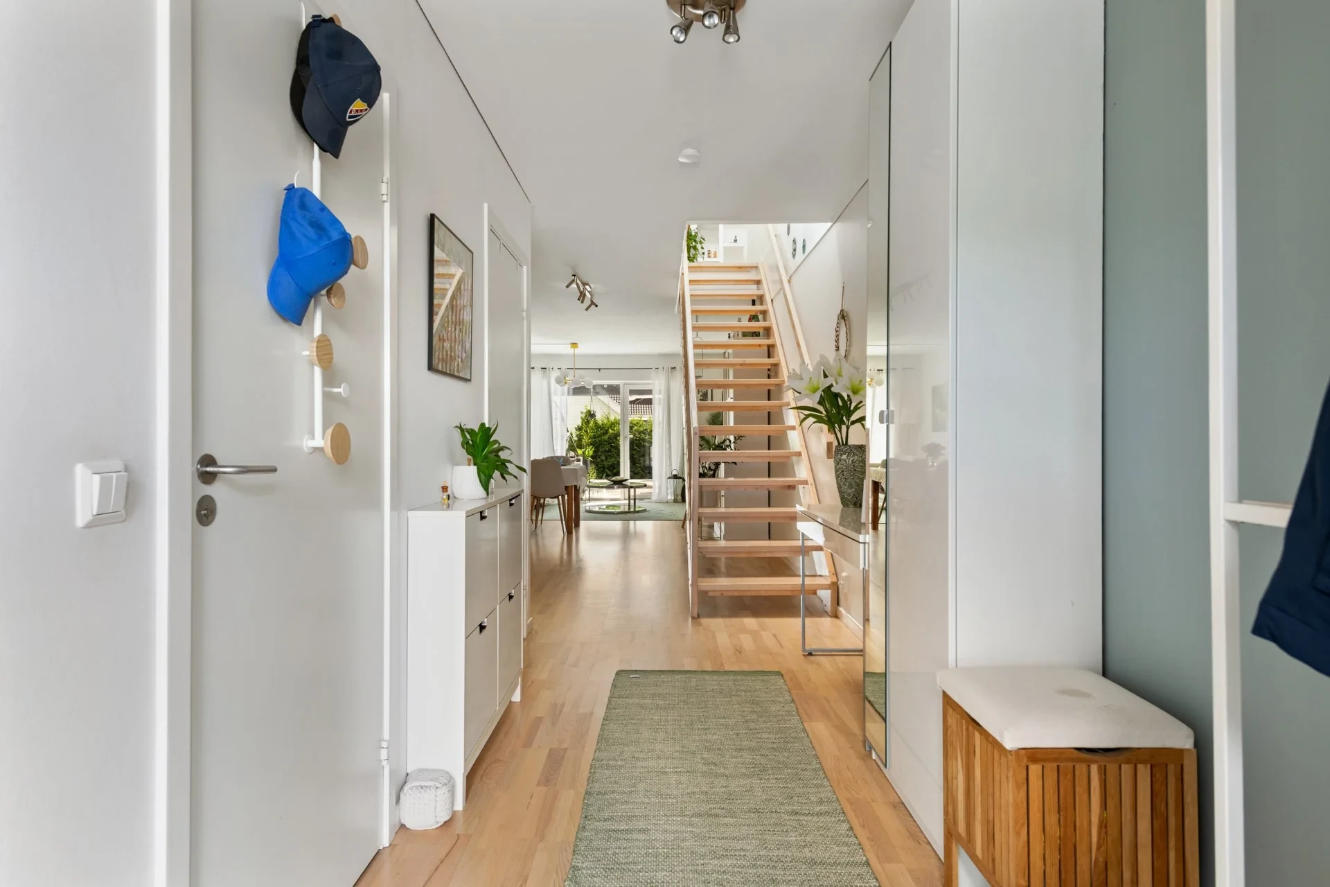 Ljust bostadsrättsradhus med skandinavisk design