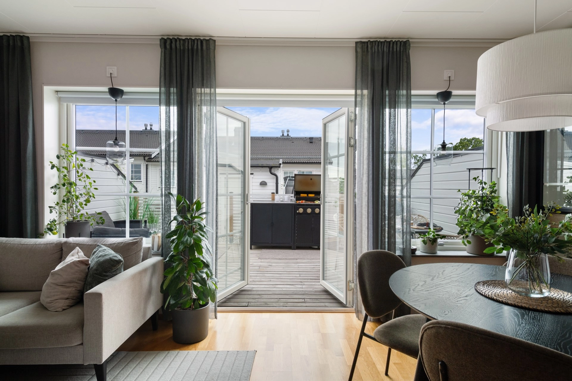 Modernt New Englad-radhus där det mesta ingår i avgiften!
